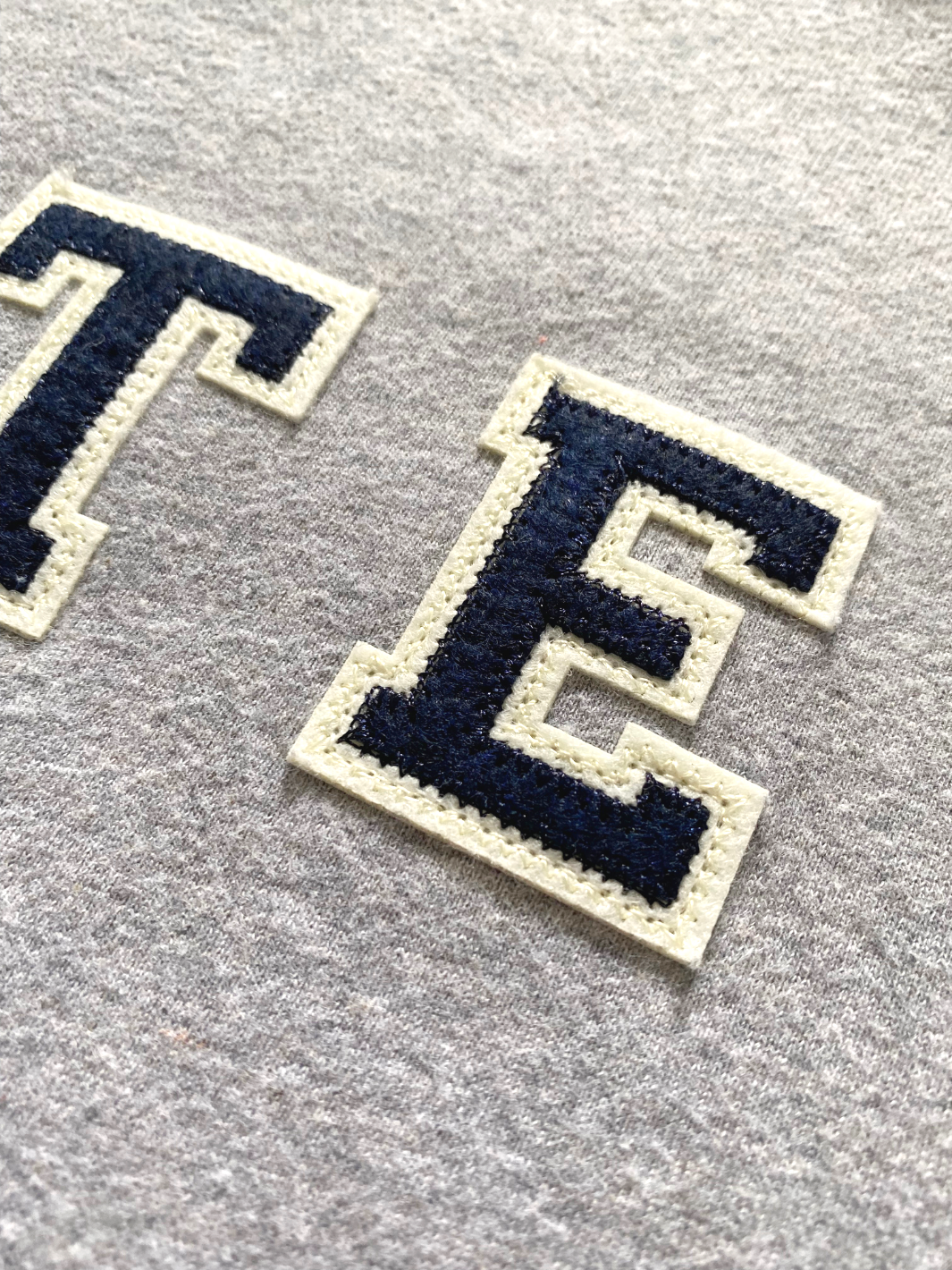 Unisex Halbarm Sweatshirt grau melange mit dunkelblauer WOTE Logo Applikation