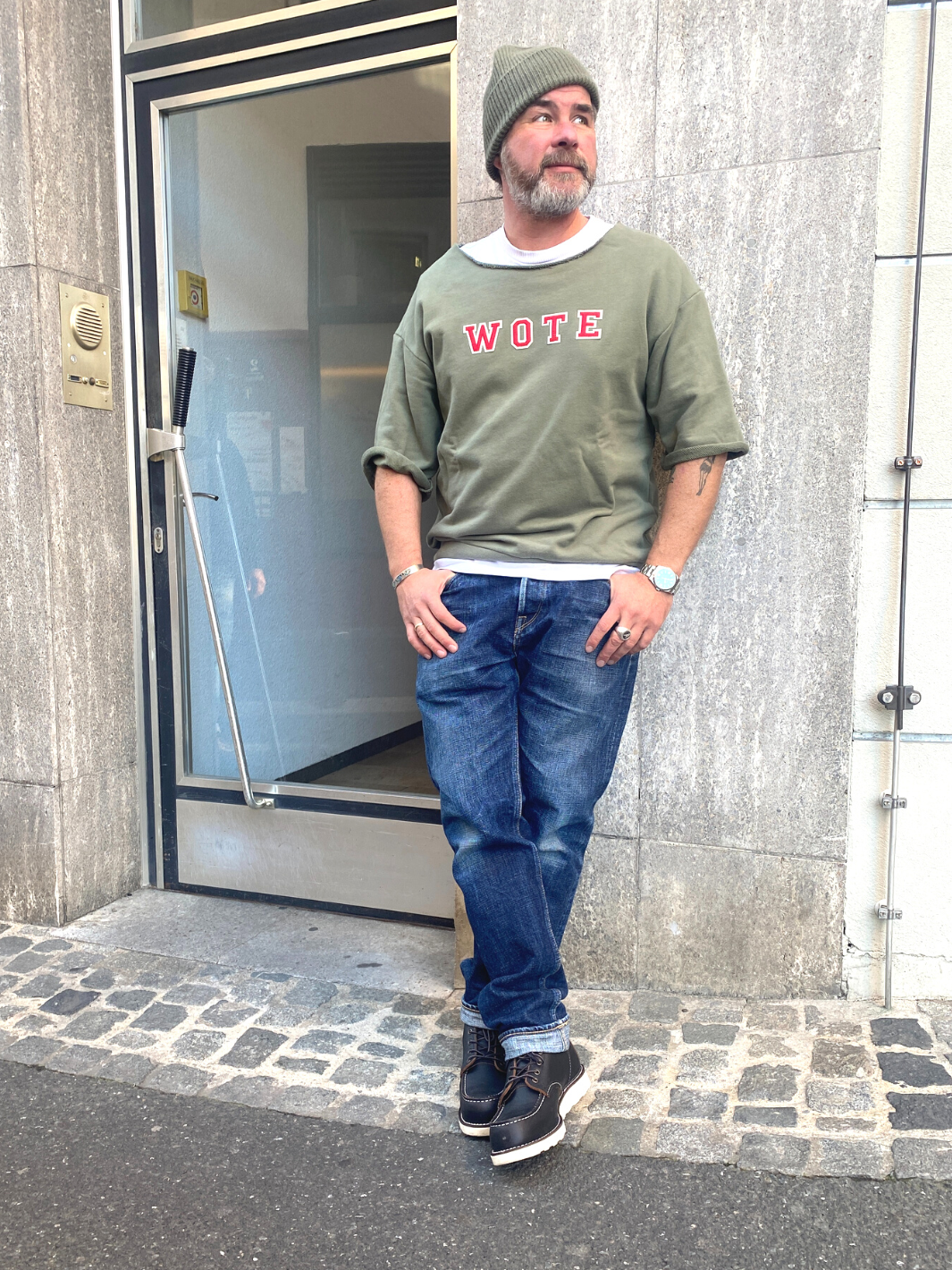 Unisex Halbarm Sweatshirt olive mit roter WOTE Logo Applikation in rot Größe S- XXL