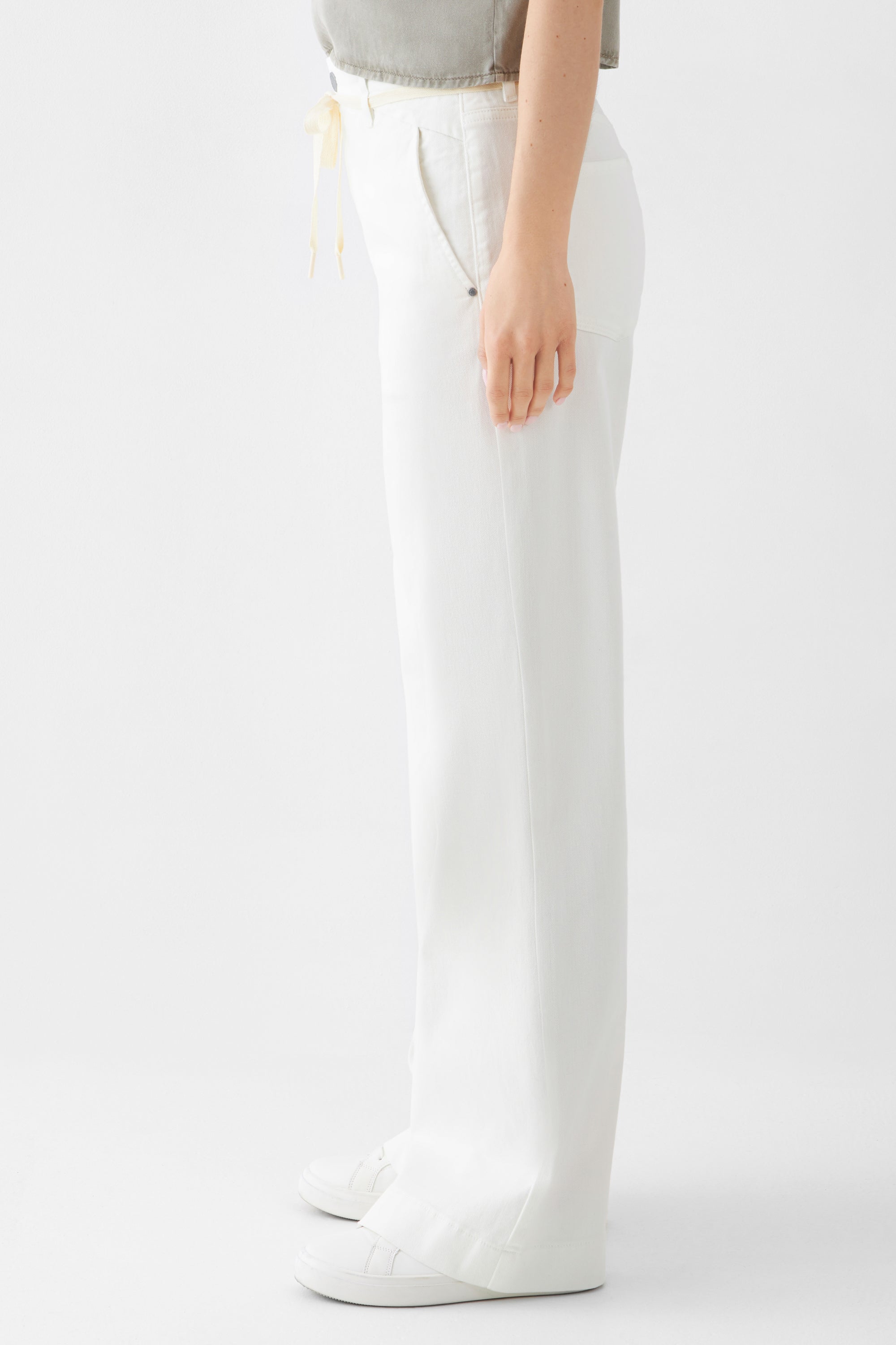 DEW Flared - Soft Denim - French Pocket - White
