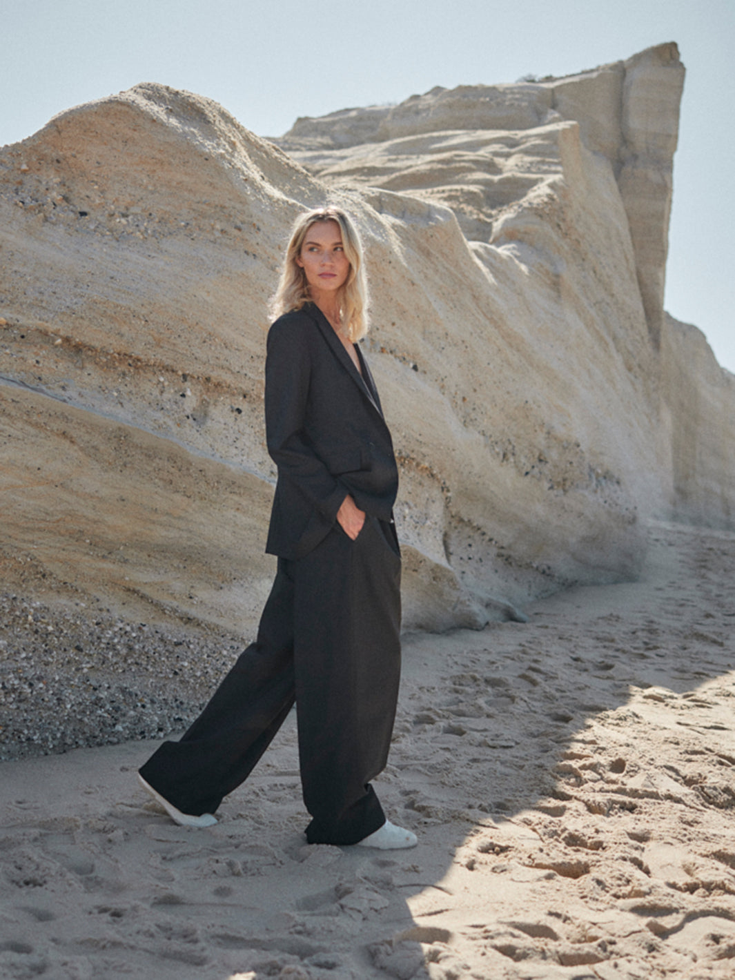 WOTE oversized Damen Blazer, zweireihig aus nachhaltiger Wolle in schwarz made in Portugal