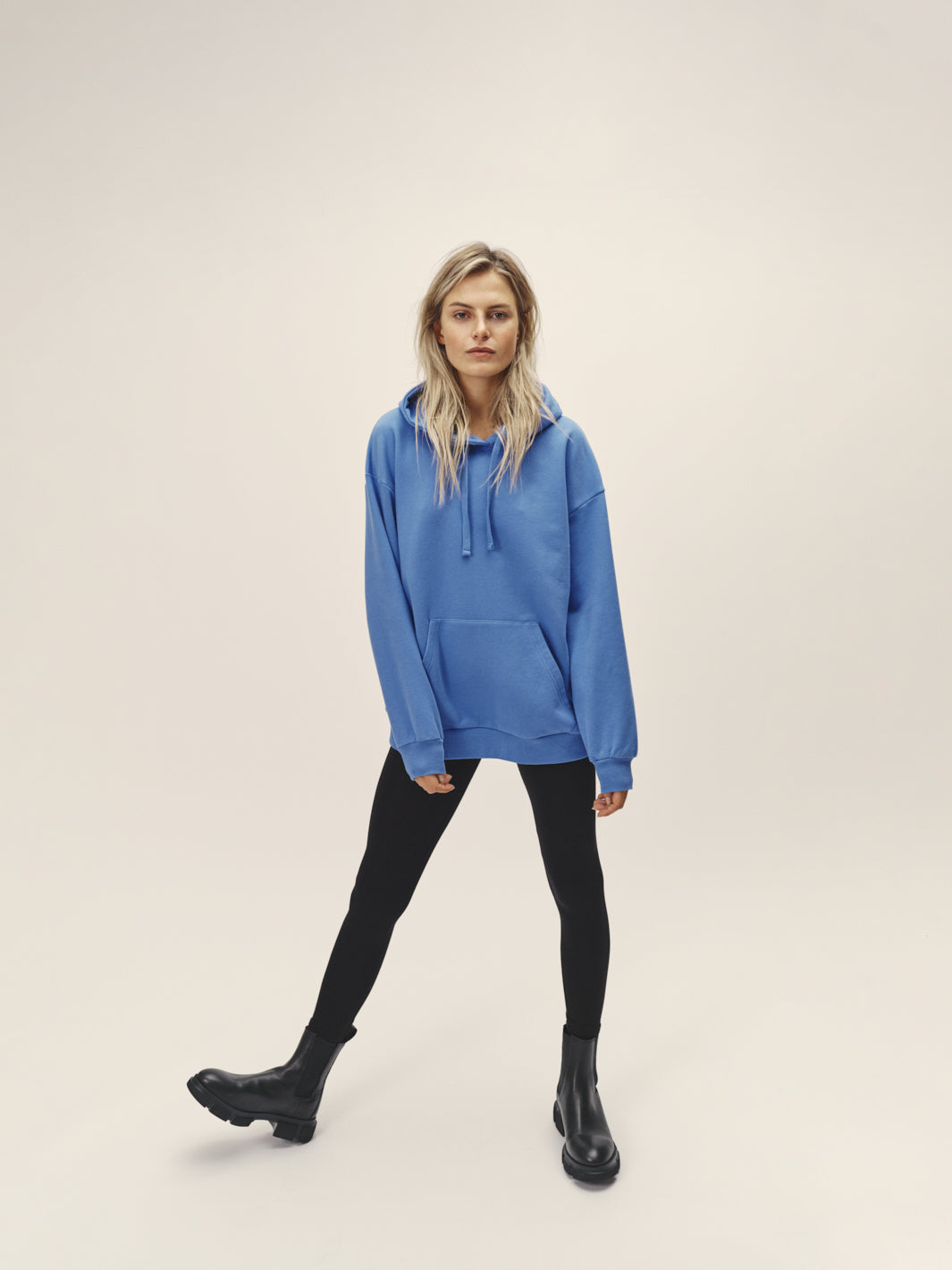 Damen Kapuzen Sweatshirt oversized aus organic Cotton nachhaltig produziert in Portugal blau