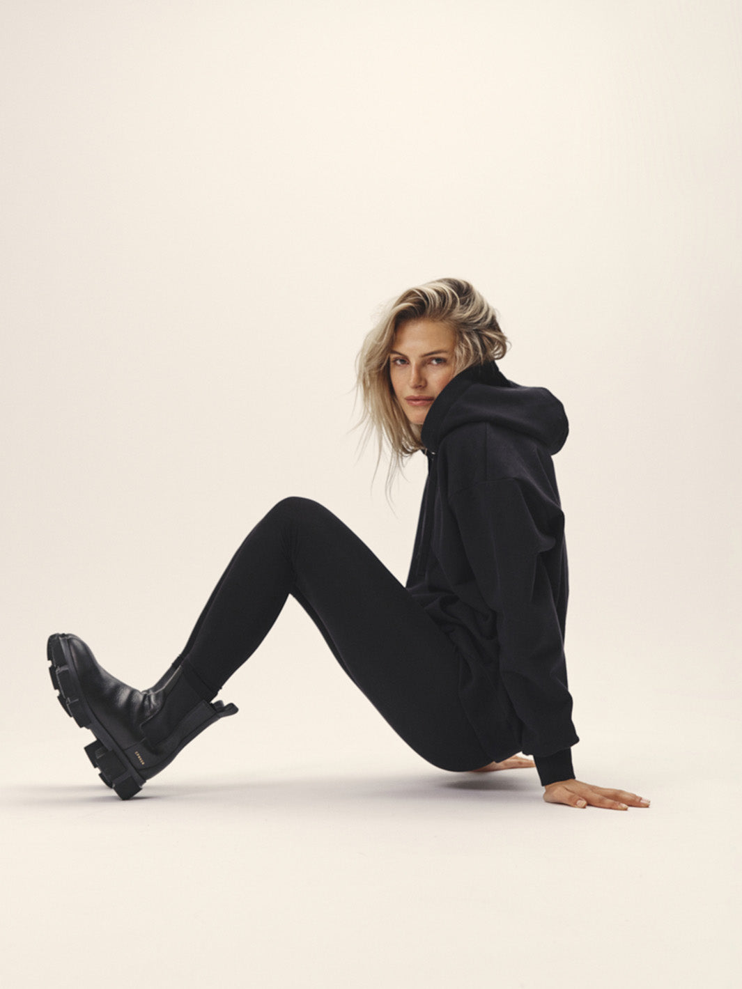 Damen Kapuzen Sweatshirt Oversized organic Cotton nachhaltig gefertigt in Portugal Farbe schwarz