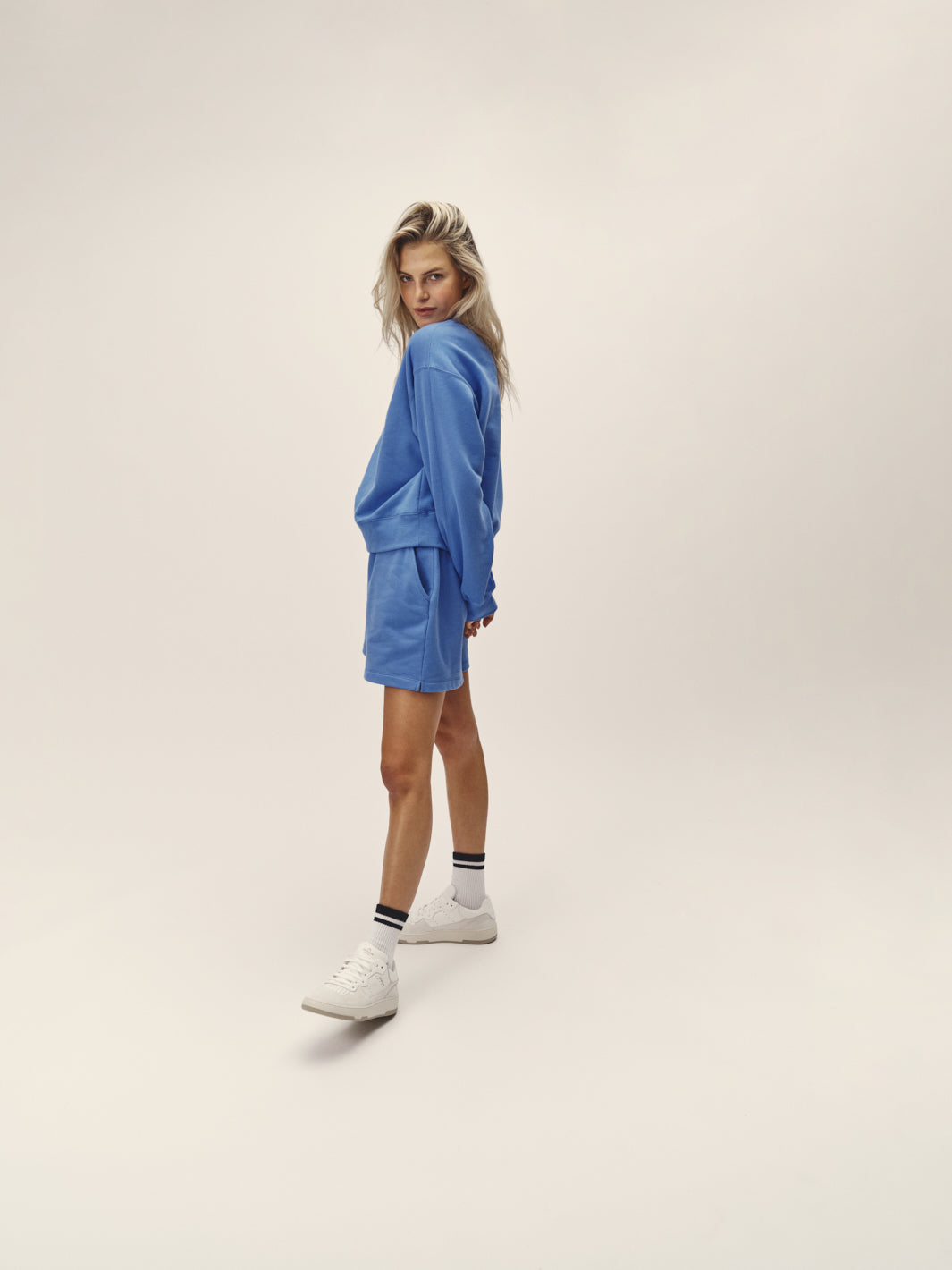 Frauen Sweatshort in blau super softe reine Bio Baumwollqualität. Fair produziert in Portugal