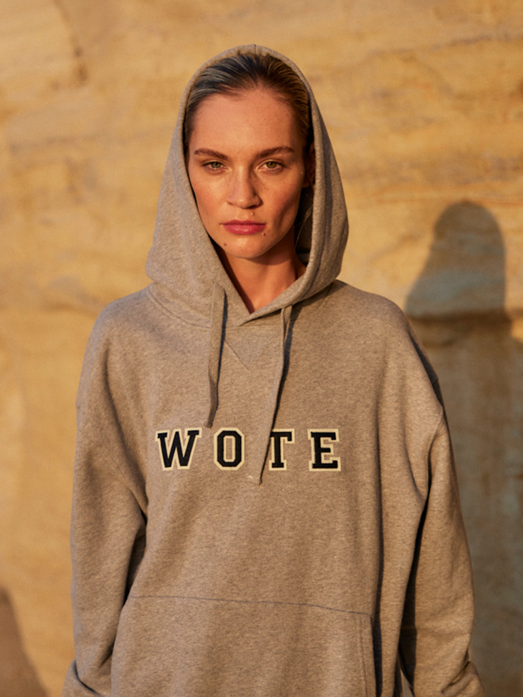 Hoodie Sweatshirt oversized in grau melange und WOTE Logo aus Bio Baumwolle