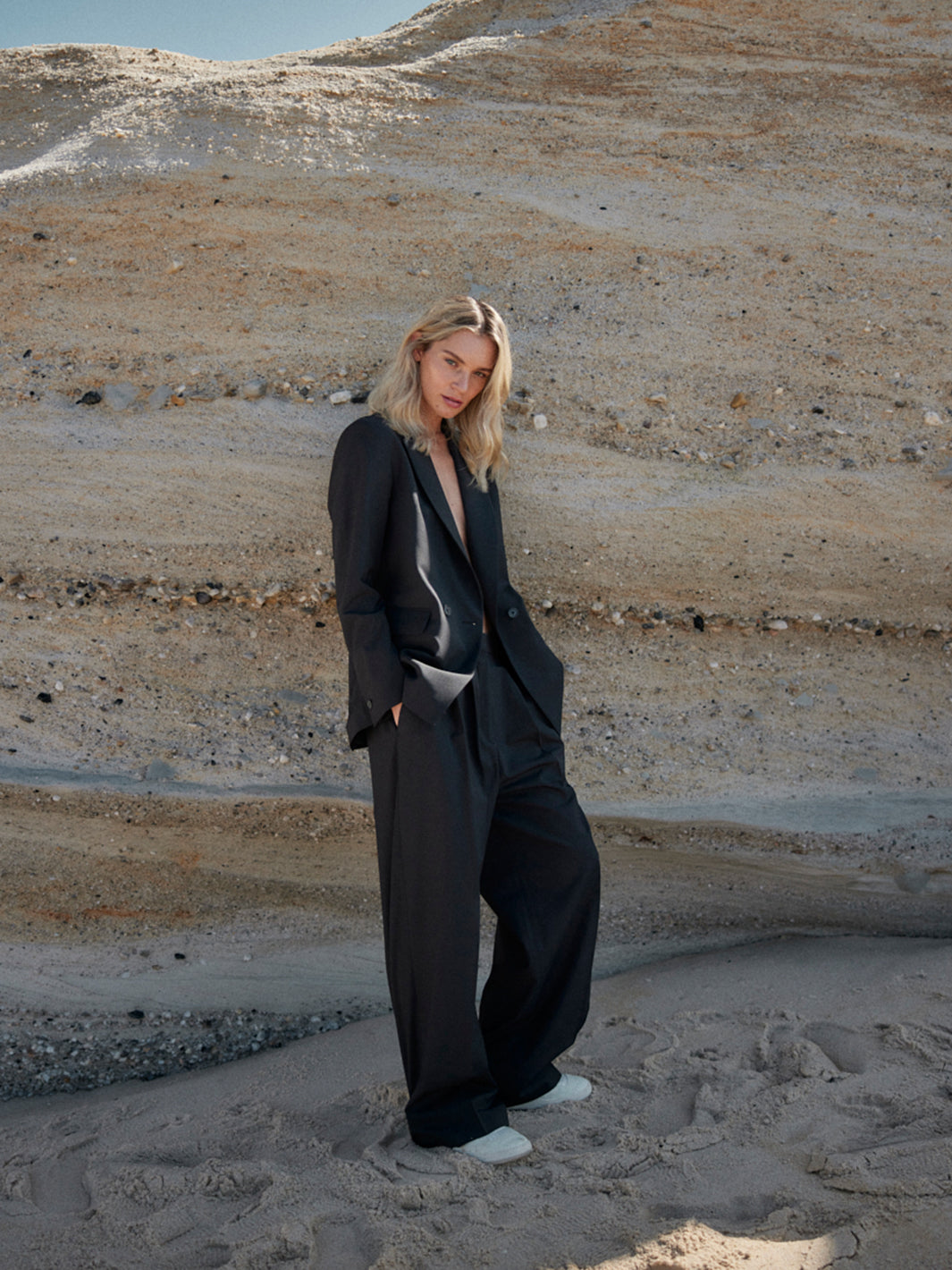 Damen Hose weite Passform gerader Beinverlauf nachhaltige Wolle schwarz made in Portugal