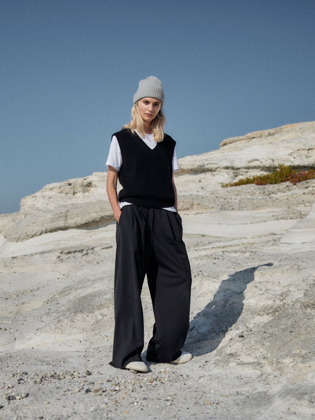 Shirt weiß für Damen aus Bio Baumwolle mit Pullunder in schwarz aus Merino Wolle