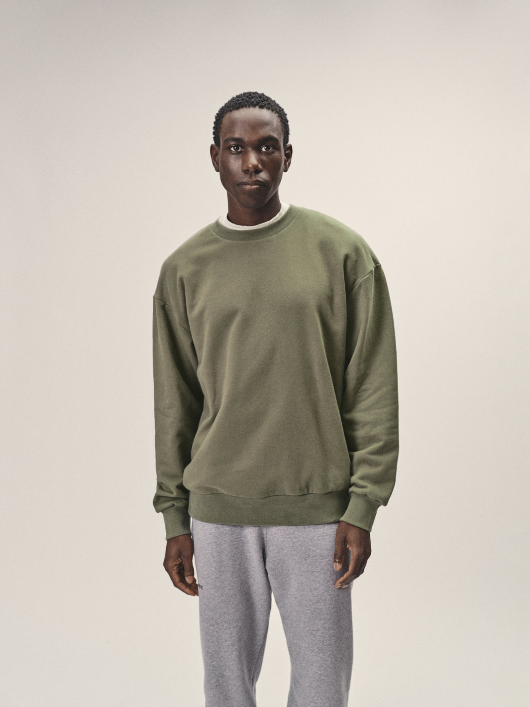 Herren oversized Sweatshirt Rundhals Ausschnitt olive reine Bio Baumwolle fair produziert in Portugal