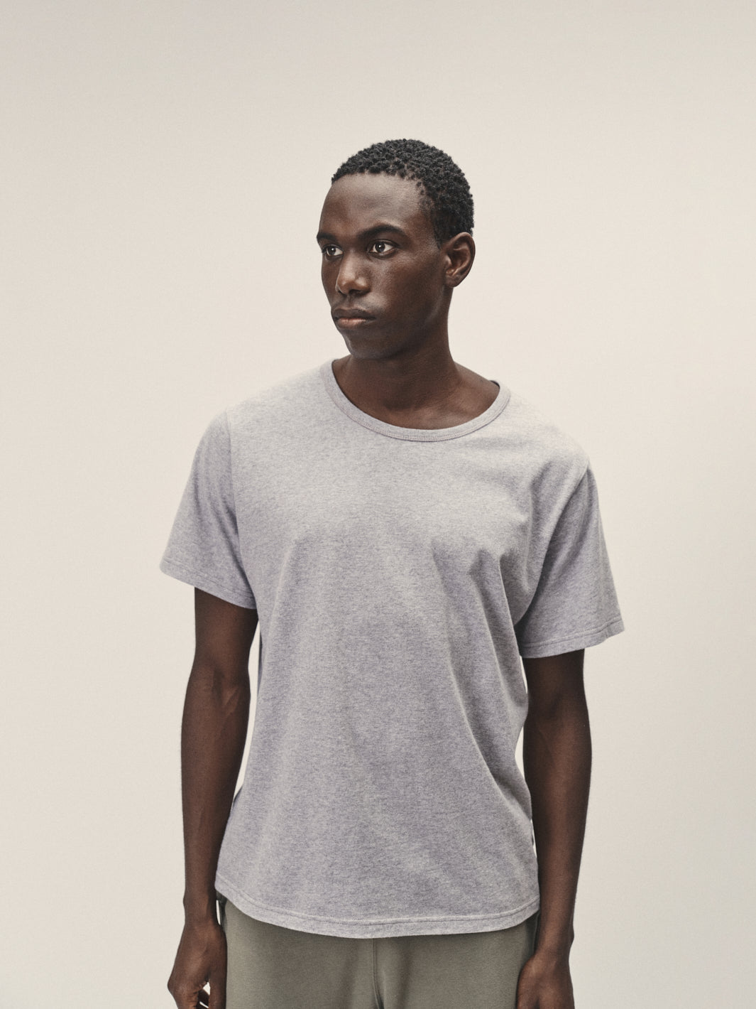 Luxuriöses Herren T-Shirt Rundhals Ausschnitt grau melange aus zertifizierter Bio Baumwolle hergestellt in Portugal