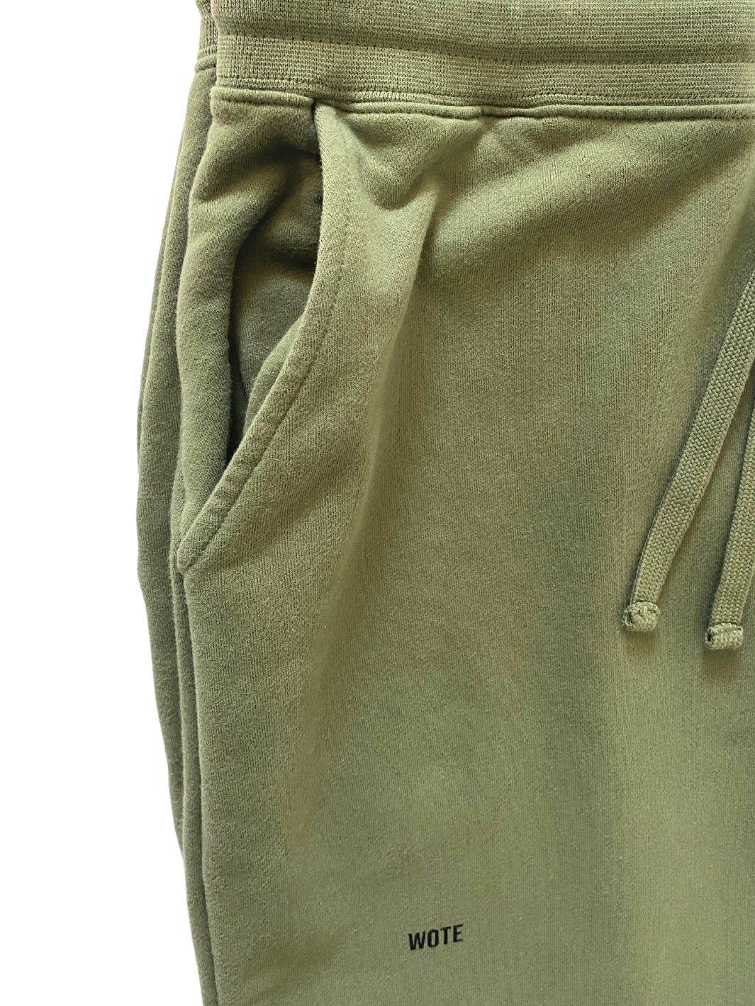 Luxuriöse Herren Sweatshort olive aus nachhaltiger Bio Baumwolle in Portugal hergestellt