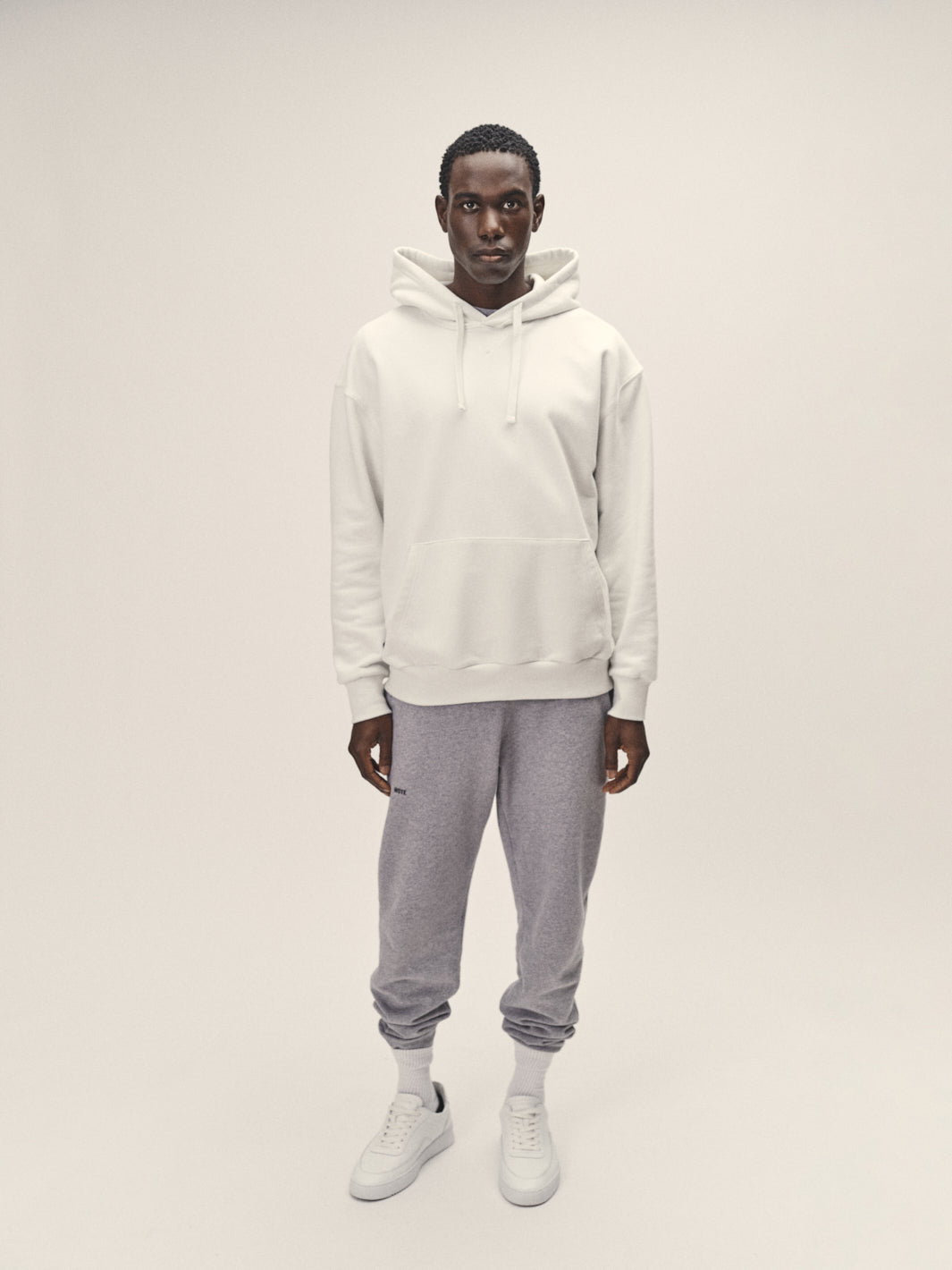 Bequemes Herren Hoody Sweatshirt off white nachhaltige Bio Baumwolle in Europa produziert