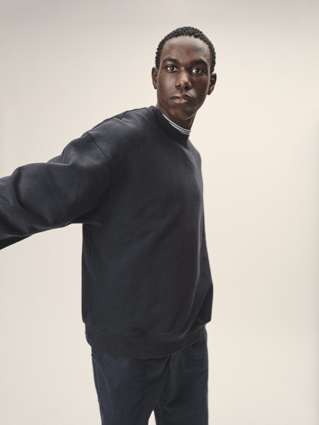 Nachhaltiges oversized Sweatshirt dunkelblau Rundhals Ausschnitt aus reiner Bio Baumwolle made in Portugal
