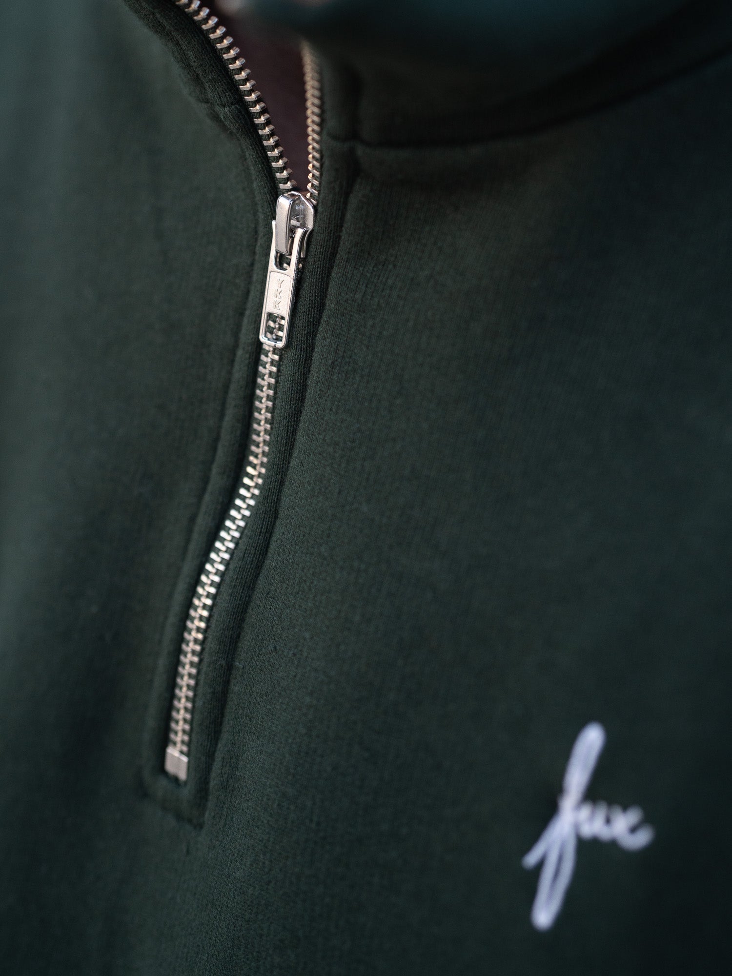 Fair Fashion Männer Half Zip Sweater von FUXBAU in grün aus gots zertifizierter Biobaumwolle Made in Portugal mit YKK Reisverschlüssen.