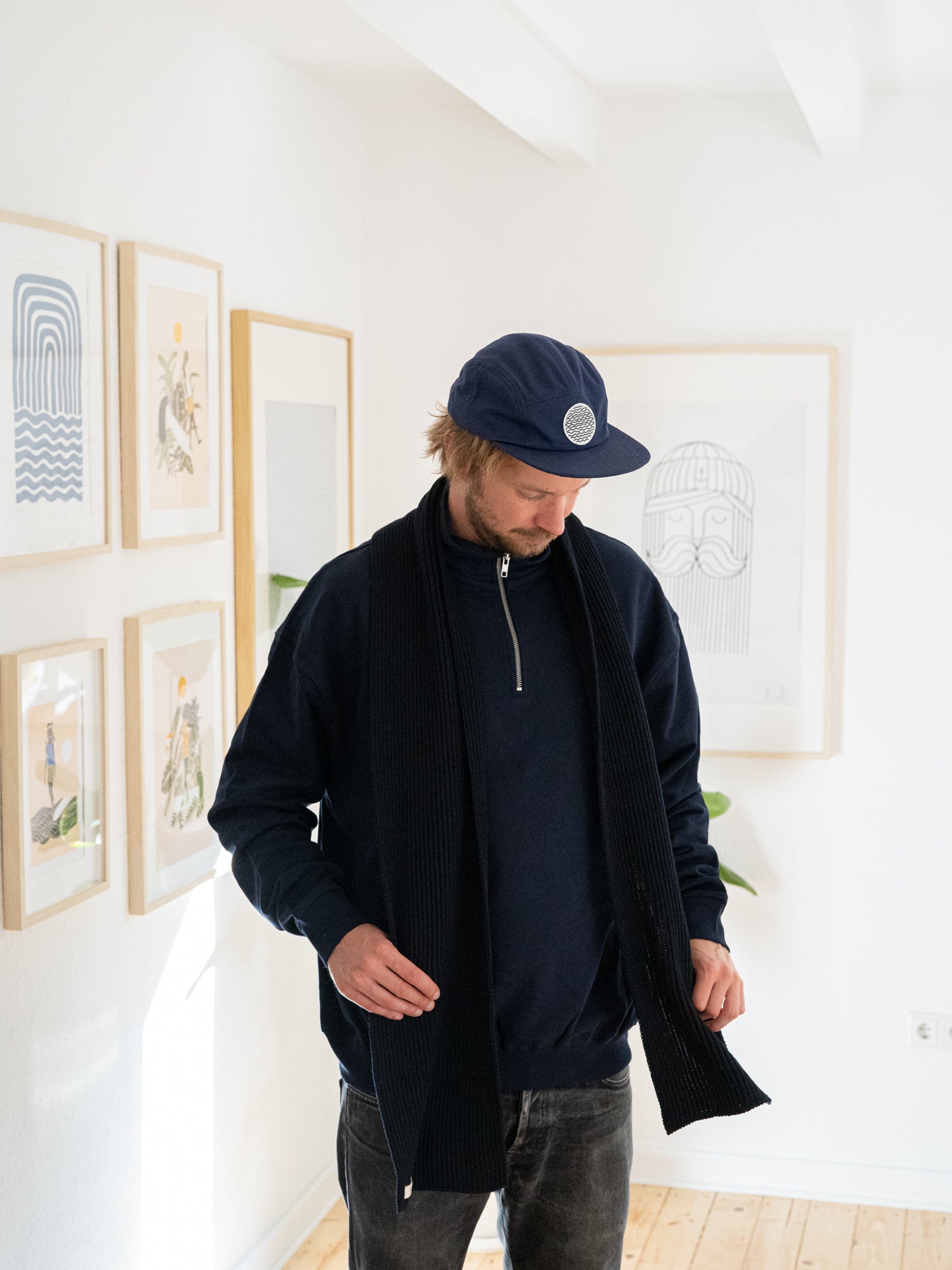 Nachhaltiger Strickschal von FUXBAU in navy aus Merino Schurwolle in Navy. Gestrick unter fairen und nachhaltigen Bedingungen in Deutschland.