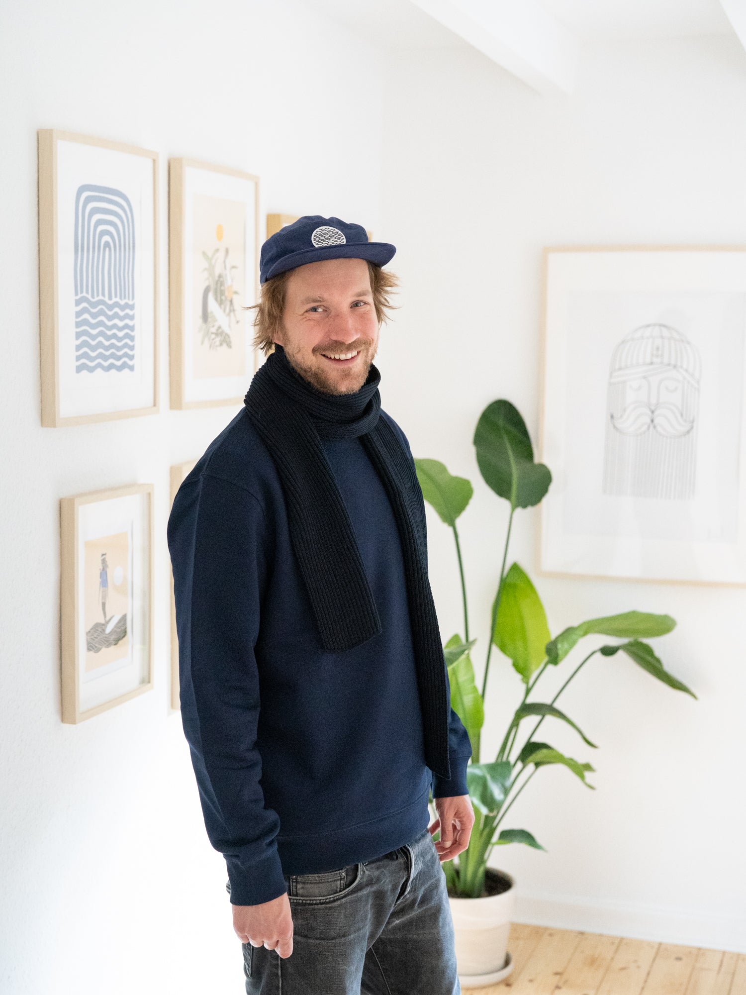 Nachhaltiger Strickschal von FUXBAU in aus Merino Schurwolle in Navy. Gestrick unter fairen und nachhaltigen Bedingungen in Deutschland.
