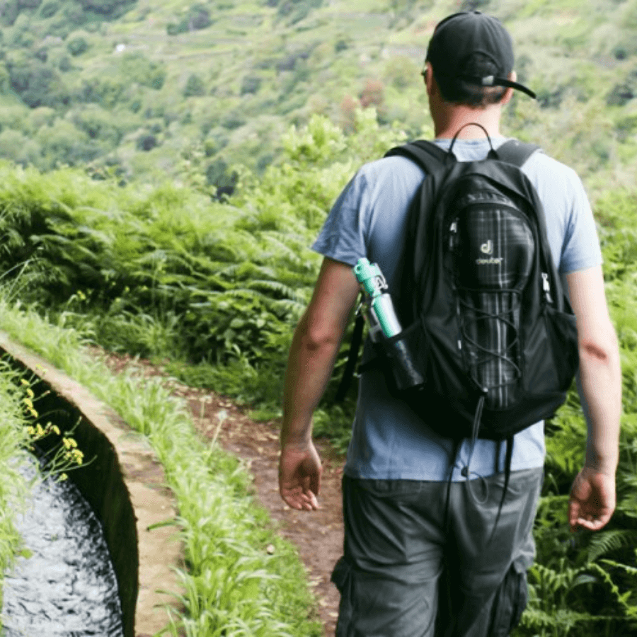 Mann läuft durch die Natur und hat seine soulbottles mit dem soulfilter im Rucksack
