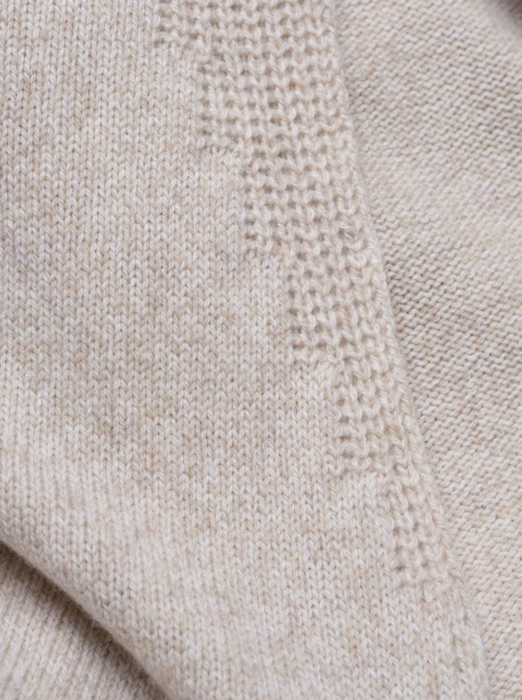 021-012-fuxbau-fair-fashion-strickpullover-made-in-germany-beige-meliert-merino-schurwolle-detail-2