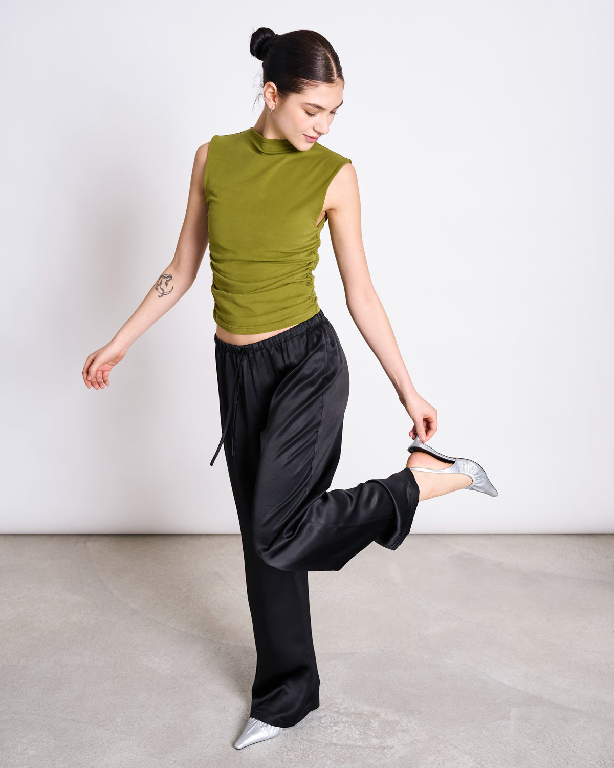 RUFFLE TOP RAFO WOODY OLIVE GOTS