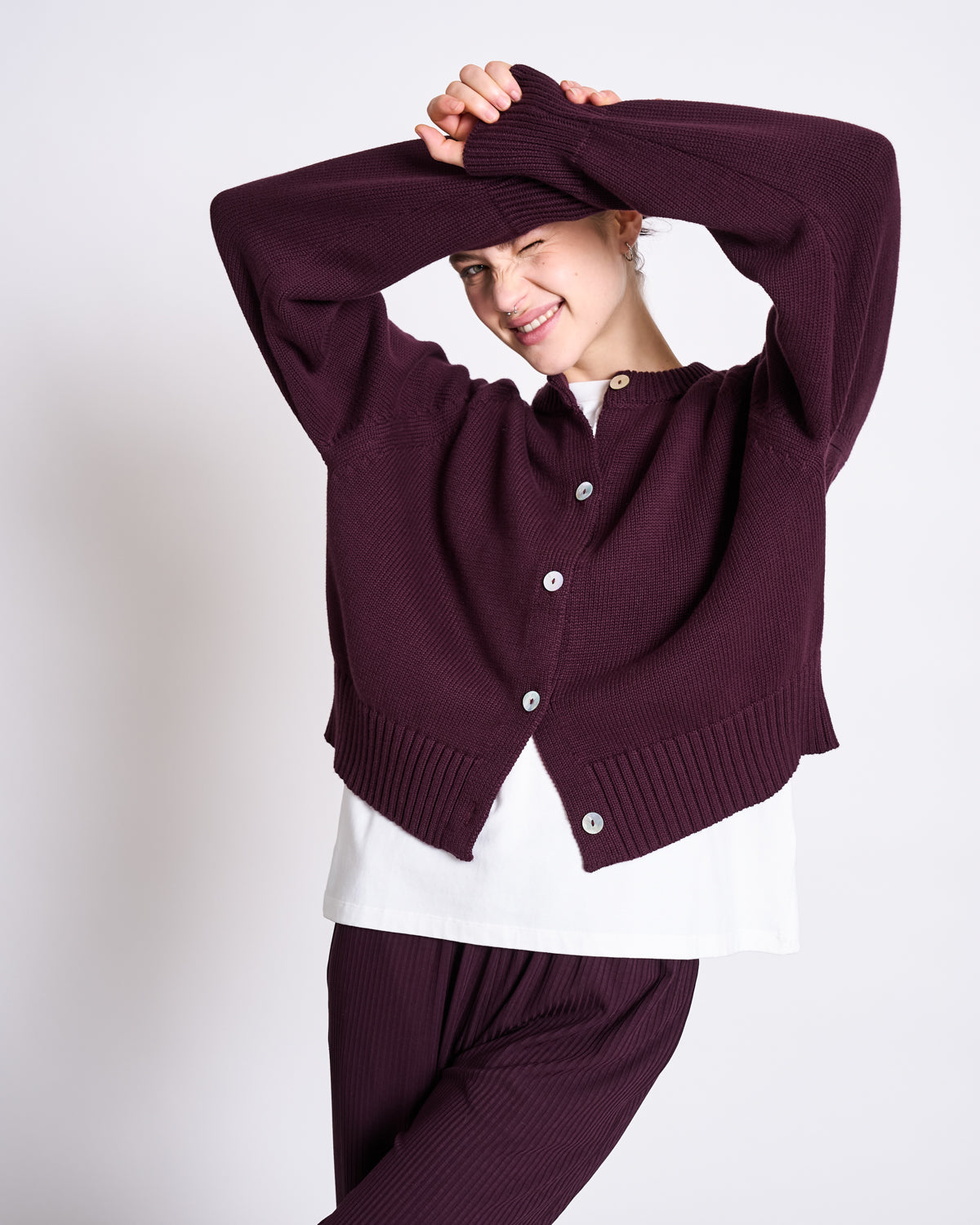 RELAXED CREWNECK CARDIGAN SIVIA CHERRY LACQUER GOTS