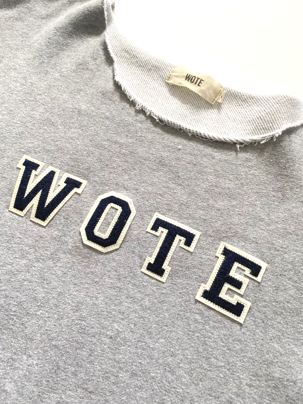 Unisex Sweatshirt grau melange mit dunkelblauer WOTE Logo Applikation Größe S - XXL