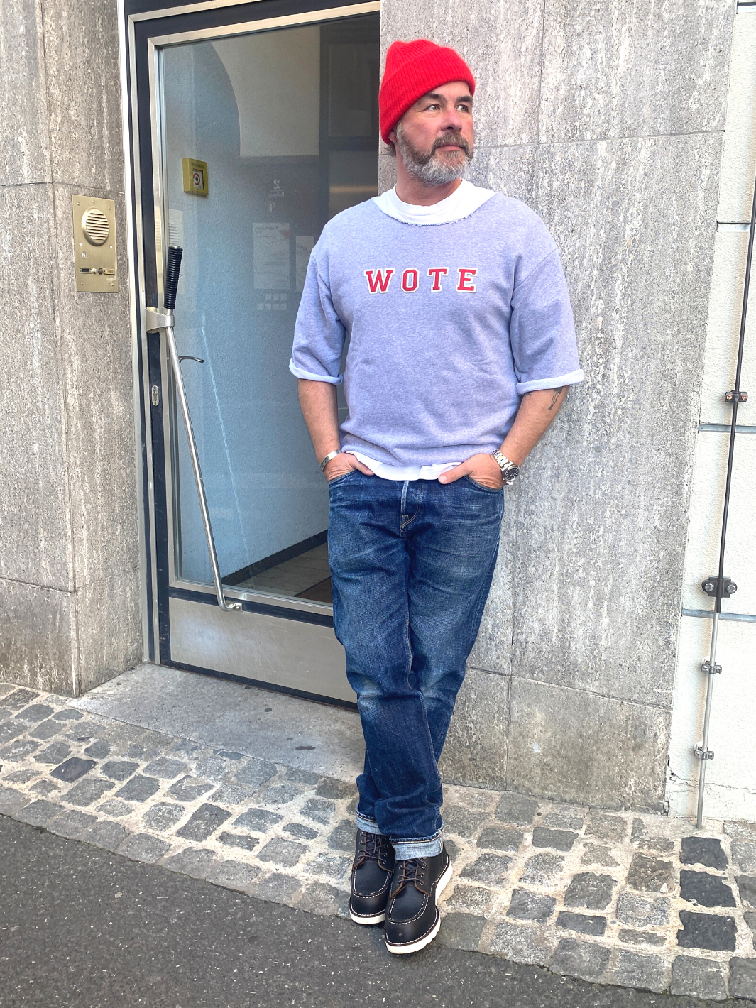 Unisex Halbarm Sweatshirt grau melange mit roter WOTE Logo Applikation auf Brusthöhe Größe S - XXL erhältlich