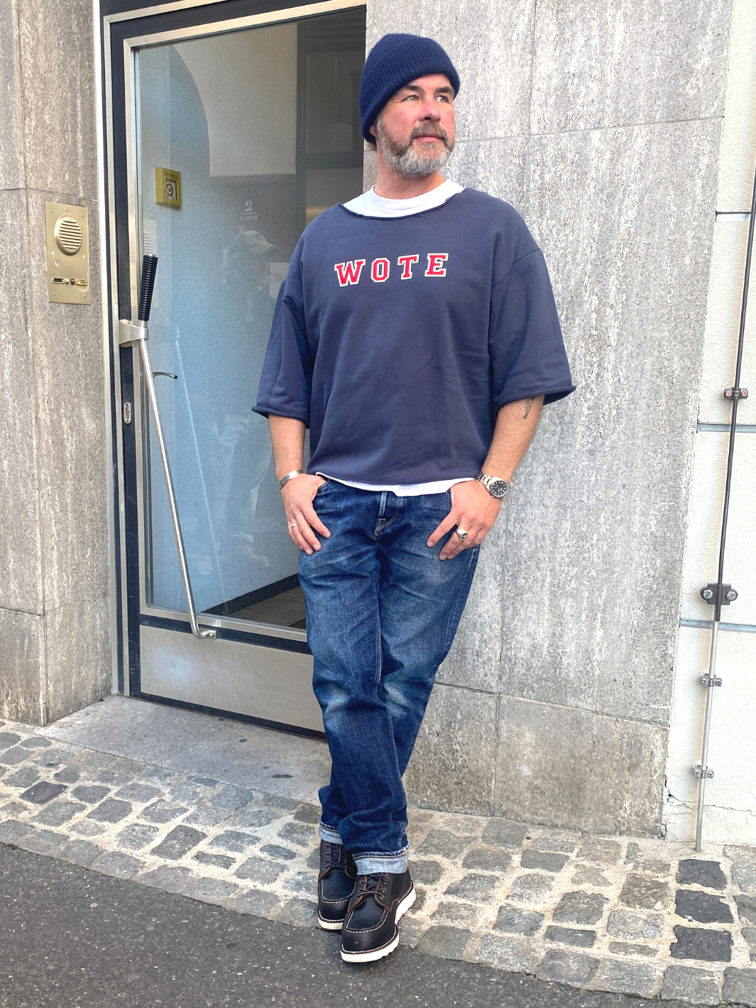 Unisex Halbarm Sweatshirt dunkelblau mit roter WOTE Logo Applikation auf Brusthöhe in Größe S - XXL