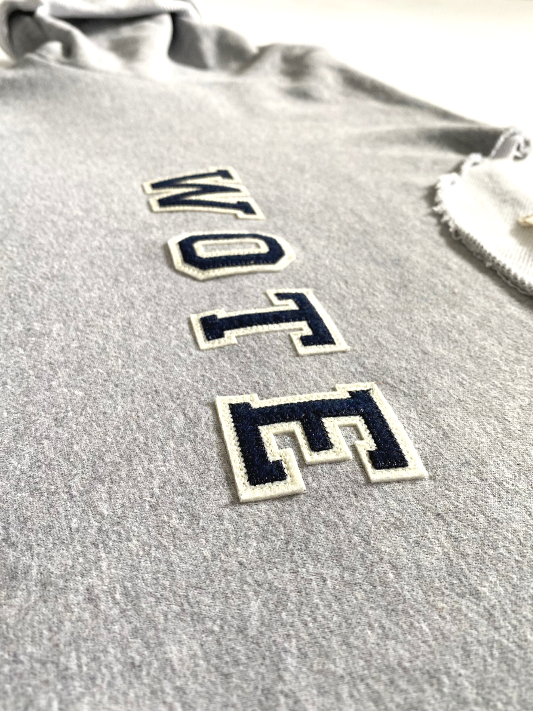 Unisex Halbarm Sweatshirt grau melange dunkelblauer WOTE Logo Applikation und abgetrennten Kragen