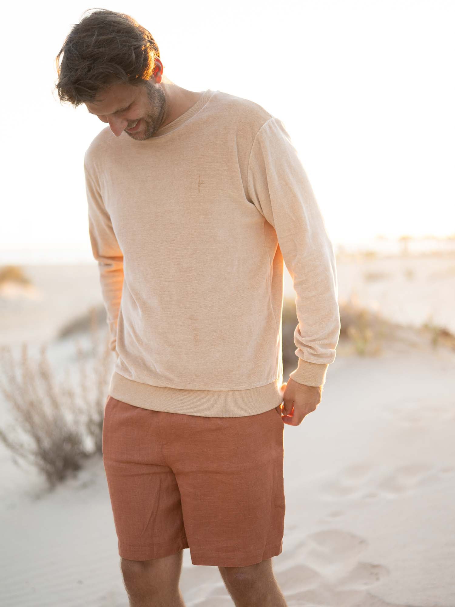 Philipp trägt den nachhaltigen Männer Samt Pullover in beige gelb geriffelt von FUXBAU aus 100% GOTS zertifizierter BiobaumwolleNachhaltiger Fair Fashion Samt Männer Pullover in beige gelb geriffelt aus 100% GOTS zertifizierter Biobaumwolle von FUXBAU Made in Portugal.