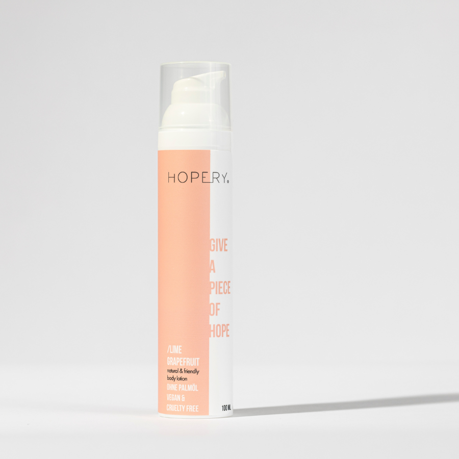 Hopery Bodylotion – Lime Grapefruit vor grauem Hintergrund