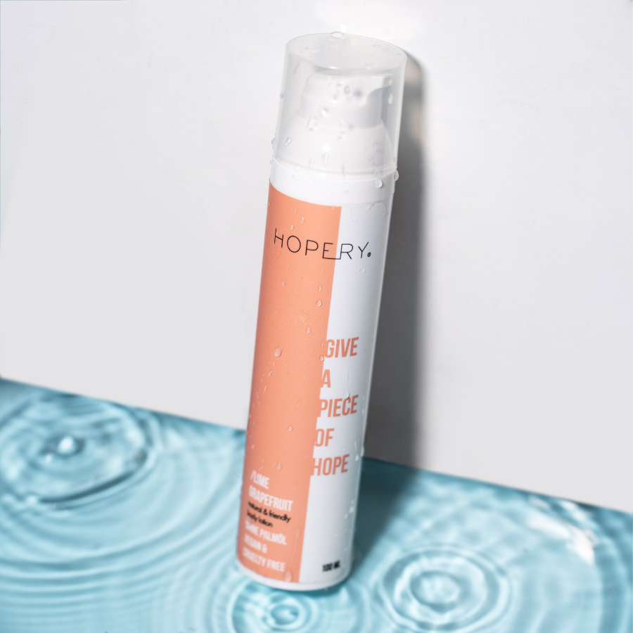 Hopery Bodylotion – Lime Grapefruit auf blauen Untergrund