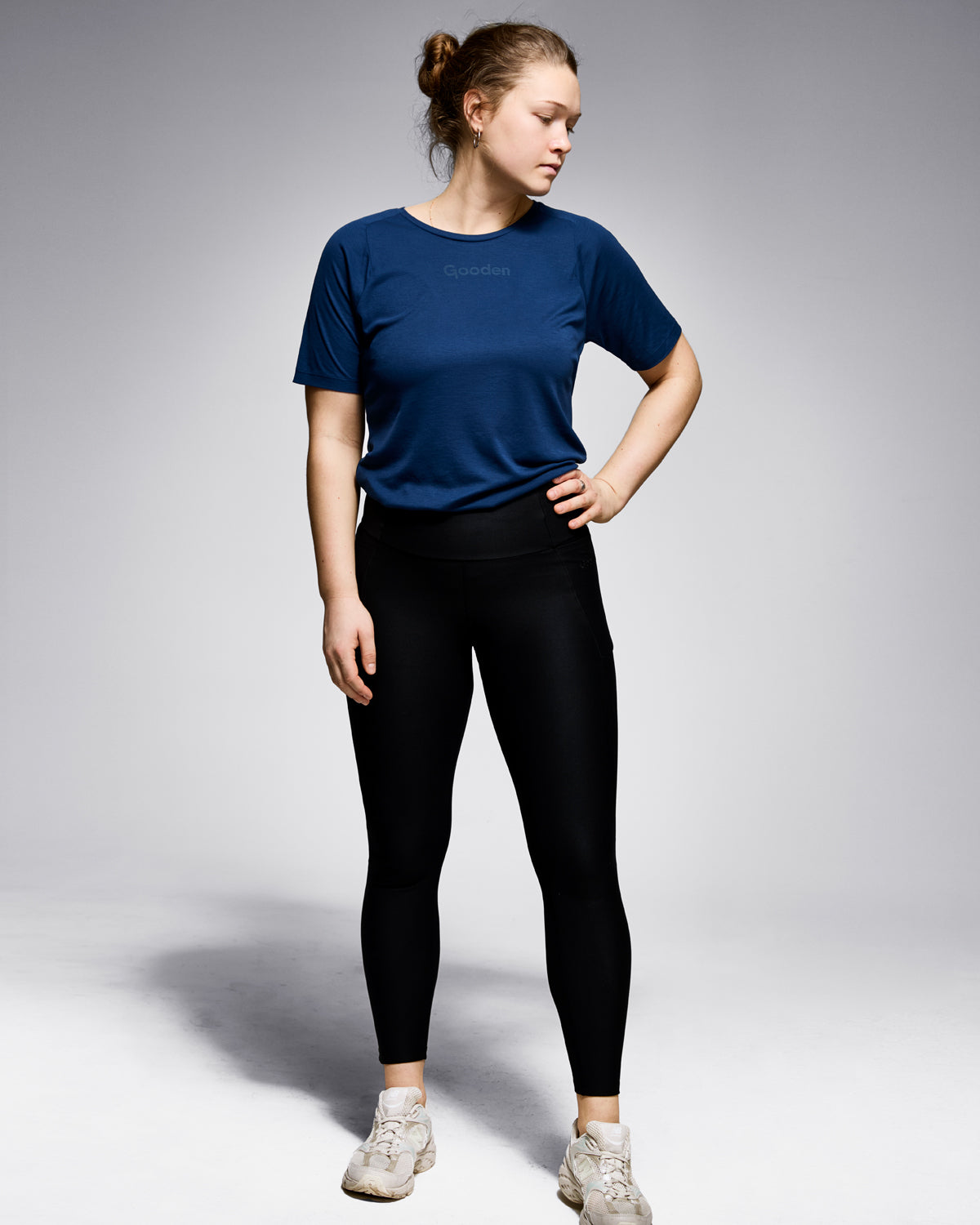 Nachhaltiges Damen T-shirt in blau aus Algen und Holzfasern – locker geschnittenes, supersoftes Top aus 100 % biologisch abbaubaren, natürlichen Materialien. Hautfreundlich, pflegend und atmungsaktiv. Bakterienhemmend und geruchsneutral – ideal für Fitness, Yoga und Alltag. Umweltfreundliche & innovative Activewear!