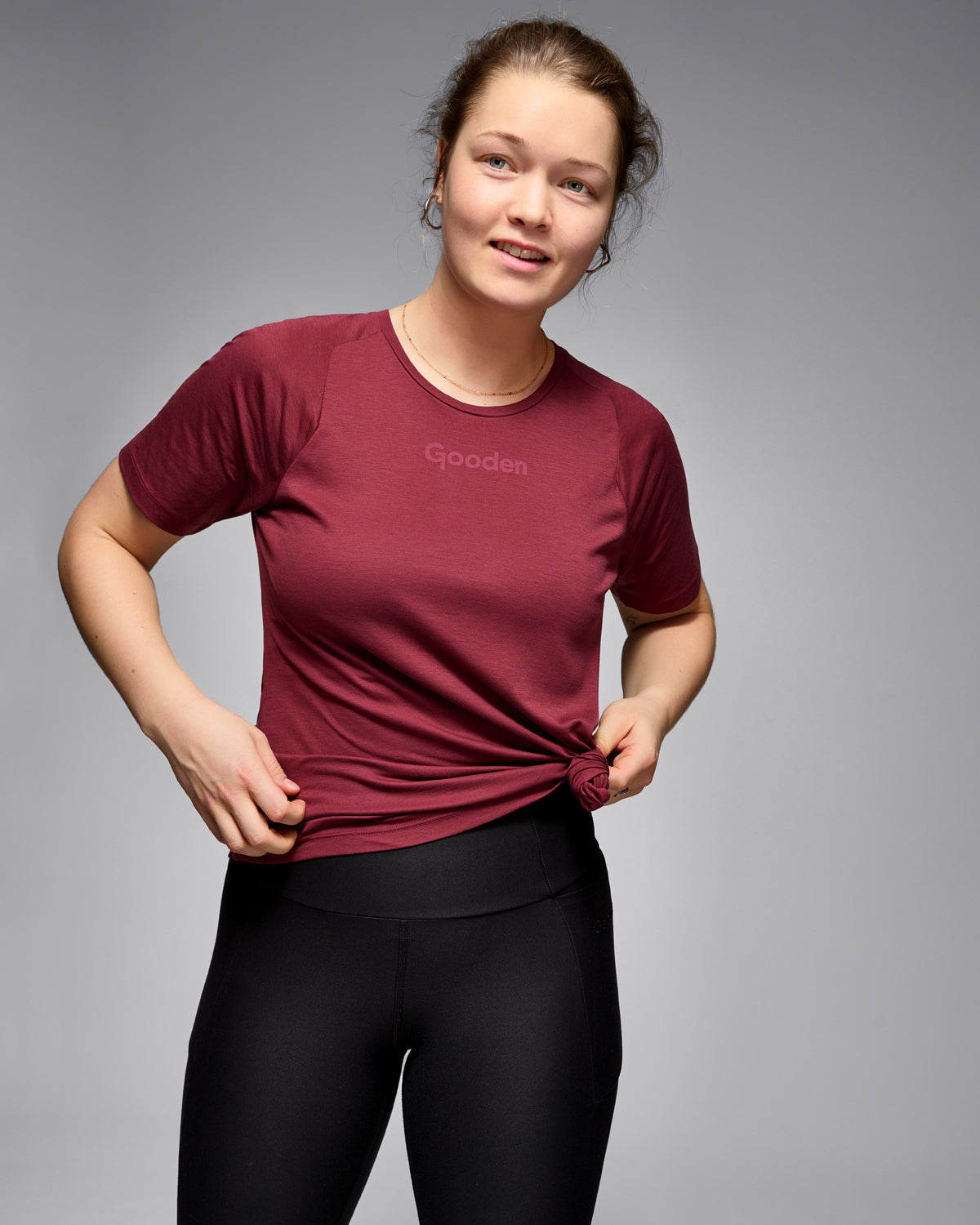 Nachhaltiges Damen T-shirt in rot aus Algen und Holzfasern – locker geschnittenes, supersoftes Top aus 100 % biologisch abbaubaren, natürlichen Materialien. Hautfreundlich, pflegend und atmungsaktiv. Bakterienhemmend und geruchsneutral – ideal für Fitness, Yoga und Alltag. Umweltfreundliche & innovative Activewear!