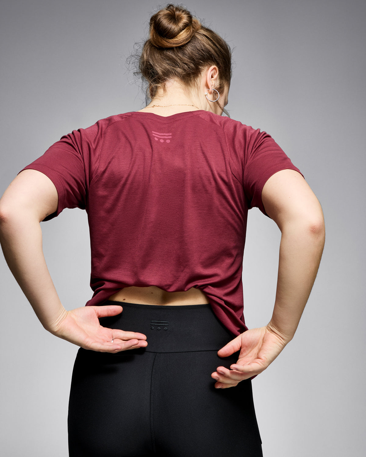 Nachhaltiges Damen T-shirt in rot aus Algen und Holzfasern – locker geschnittenes, supersoftes Top aus 100 % biologisch abbaubaren, natürlichen Materialien. Hautfreundlich, pflegend und atmungsaktiv. Bakterienhemmend und geruchsneutral – ideal für Fitness, Yoga und Alltag. Umweltfreundliche & innovative Activewear!