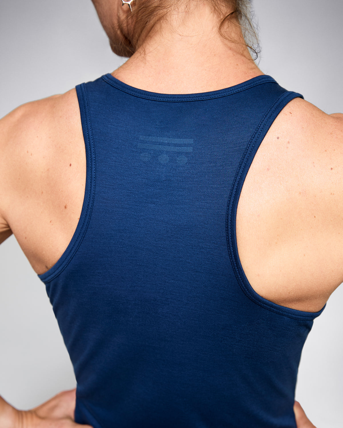 Nachhaltiges Damen Tank-Top in blau aus Algen und Holzfasern – Körpernah geschnittenes, supersoftes Top aus 100 % biologisch abbaubaren, natürlichen Materialien. Hautfreundlich, pflegend und atmungsaktiv. Bakterienhemmend und geruchsneutral – ideal für Fitness, Yoga und Alltag. Umweltfreundliche & innovative Activewear!