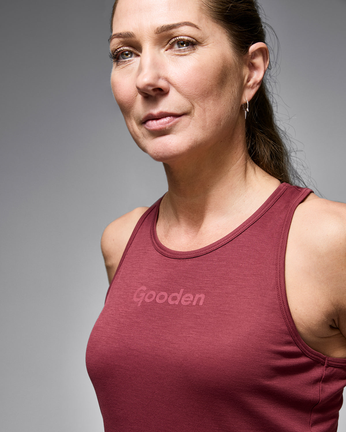 Nachhaltiges Damen Tanktop in rot aus Algen und Holzfasern – Körpernah geschnittenes, supersoftes Top aus 100 % biologisch abbaubaren, natürlichen Materialien. Hautfreundlich, pflegend und atmungsaktiv. Bakterienhemmend und geruchsneutral – ideal für Fitness, Yoga und Alltag. Umweltfreundliche & innovative Activewear!