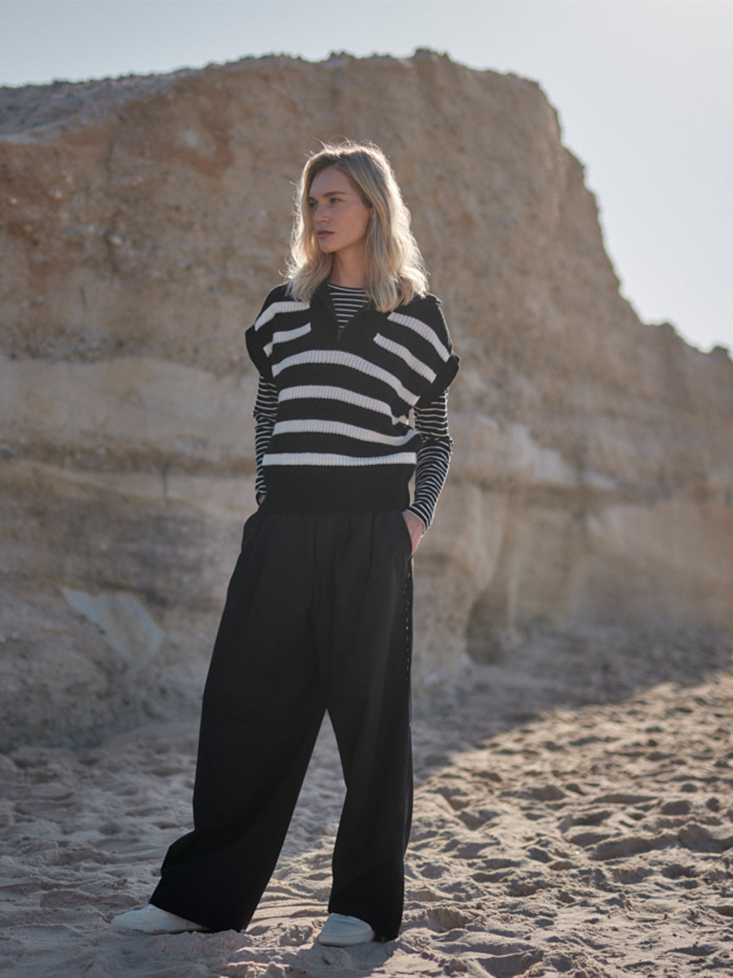 Frauen Streifen Langarm Shirt aus Bio Baumwolle schwarz weiß kombiniert mit Pullunder im Streifen Design und Troyer Kragen mit Reißverschluß