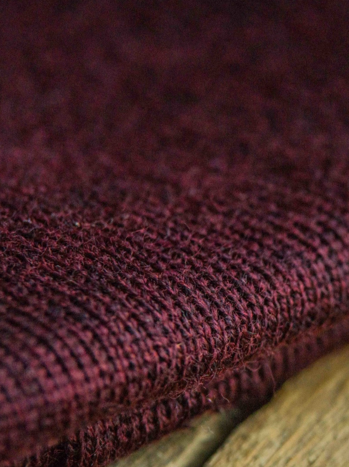 Detailaufnahme unserer FUXBAU Merino Kork Beanie in bordeaux