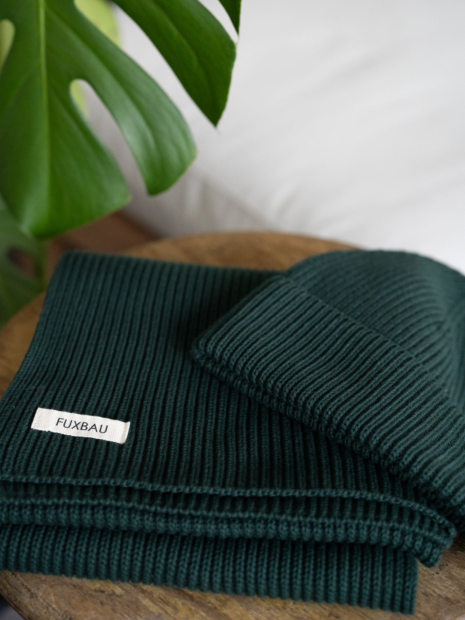 Veganes Fair Fashion Bundle bestehend aus Strickmütze und Strickschal aus 100% GOTS Biobaumwolle von FUXBAU in der Farbe grün..