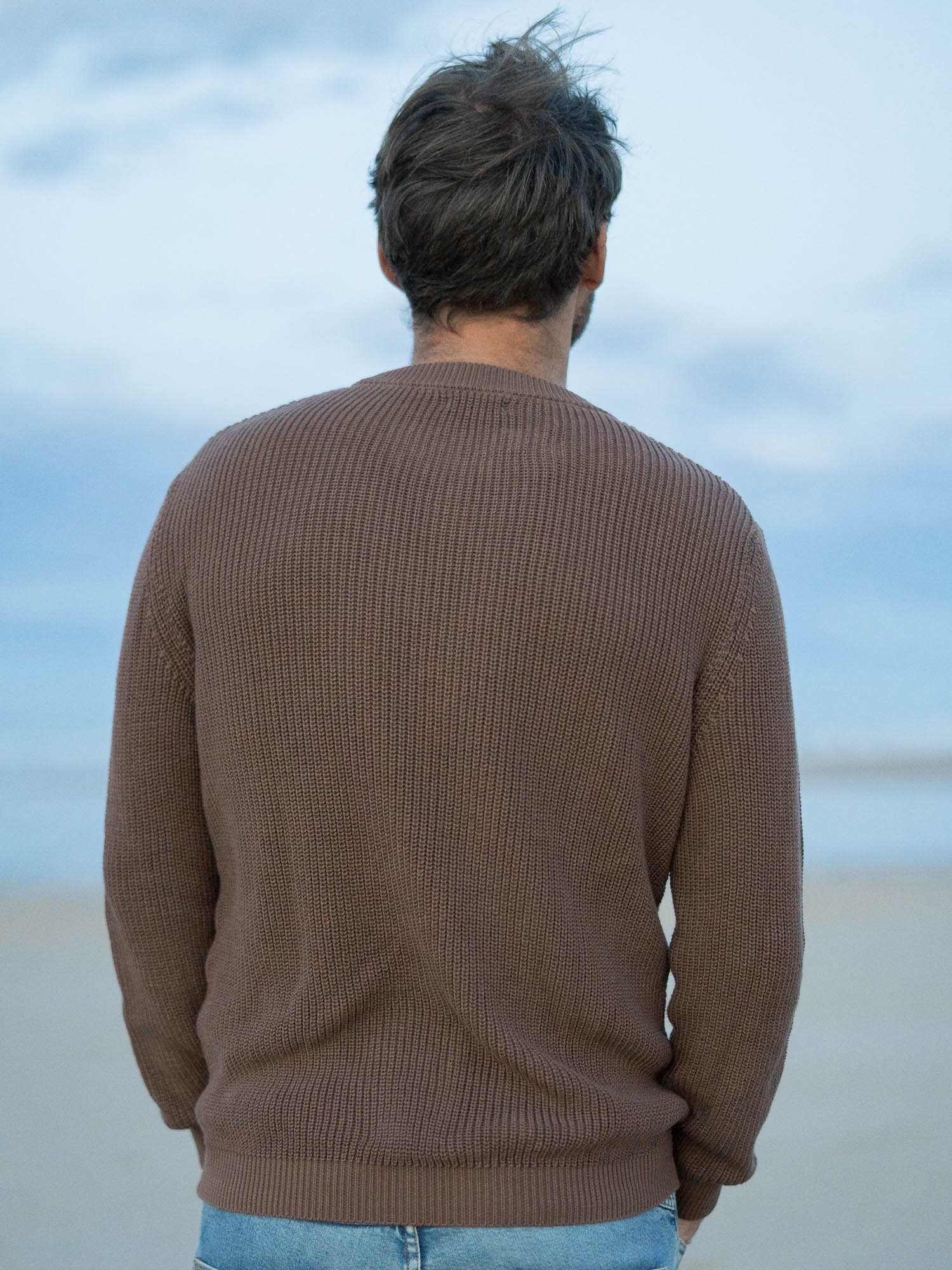 4Seasons Männer Strickpullover in braun aus 100% GOTS zertifizierter Biobaumwolle und fair in Italien hergestellt. Getragen von Philipp am Stand in Spanien.