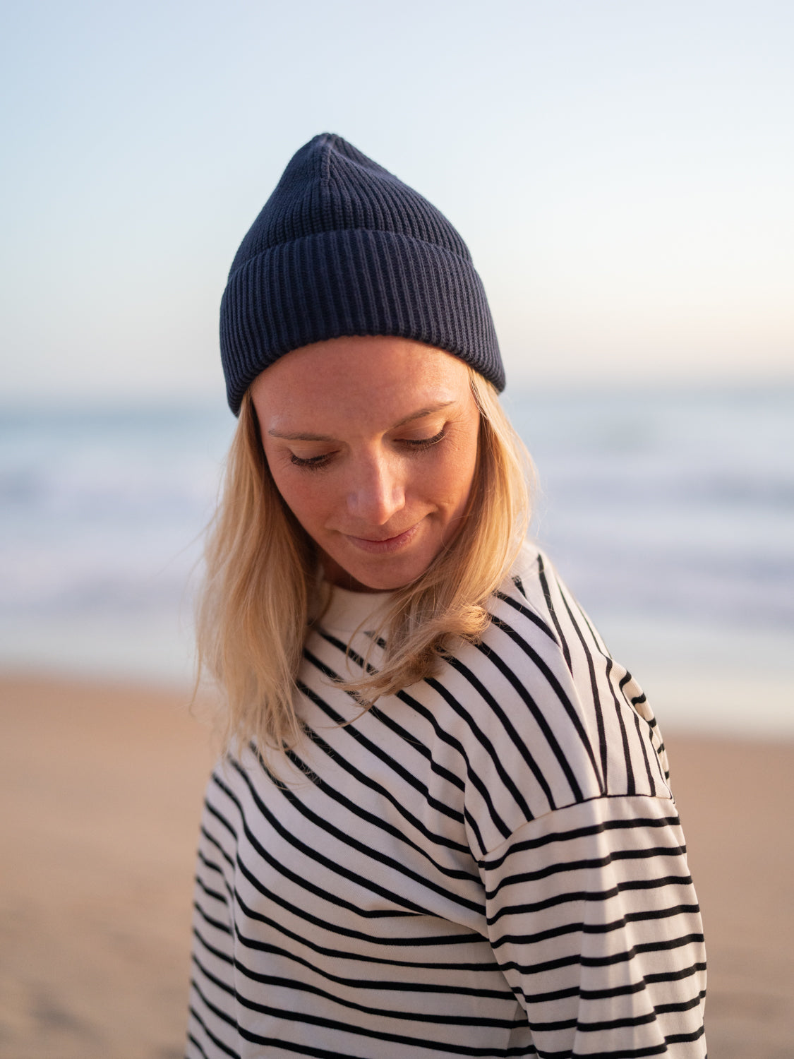 Nachhaltige FUXBAU Fair Fashion Strickmütze aus GOTS zertifizierter Biobaumwolle in navy.