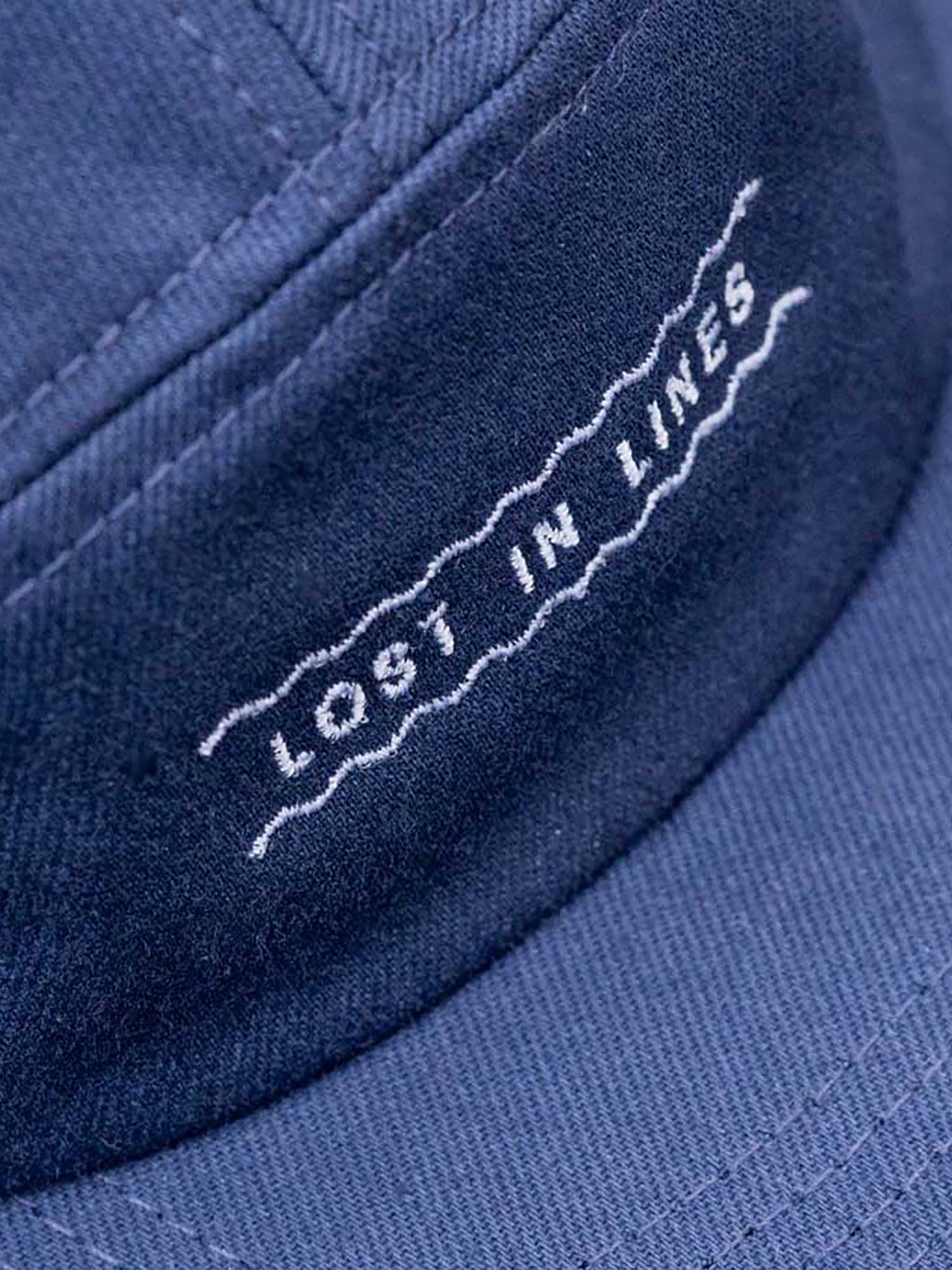 Lost in Lines 5-Panel Cap mit Lost in Lines Stick aus 1005 Biobaumwolle