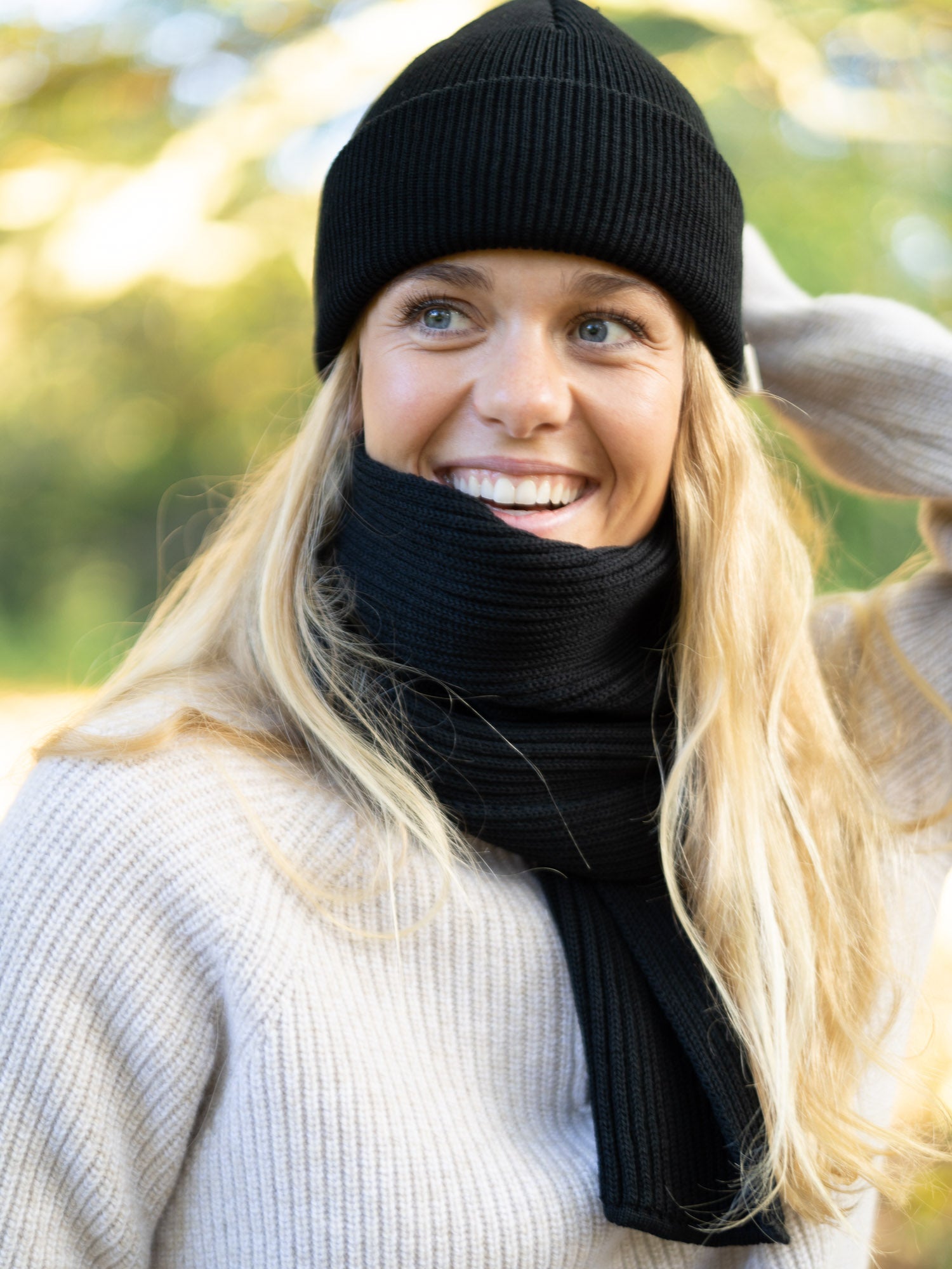 Greta trägt unseren nachhaltige Merino Schal aus 100% GOTS zertifizierter Schurwolle in schwarz.