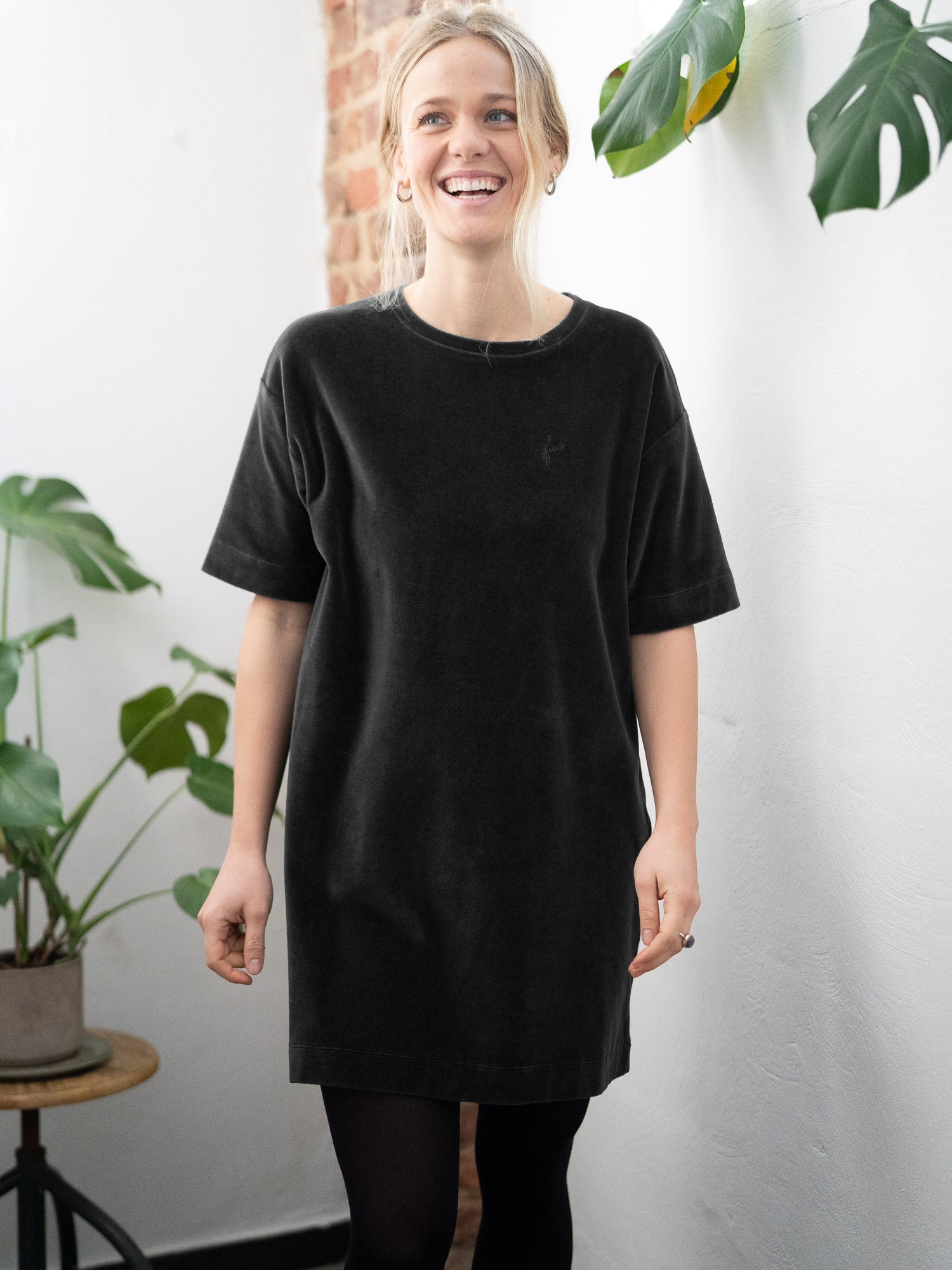 Greta trägt das Frauen Samt Kleid in schwarz von FUXBAU aus 100% GOTS zertifizierter Biobaumwolle und made in Portugal