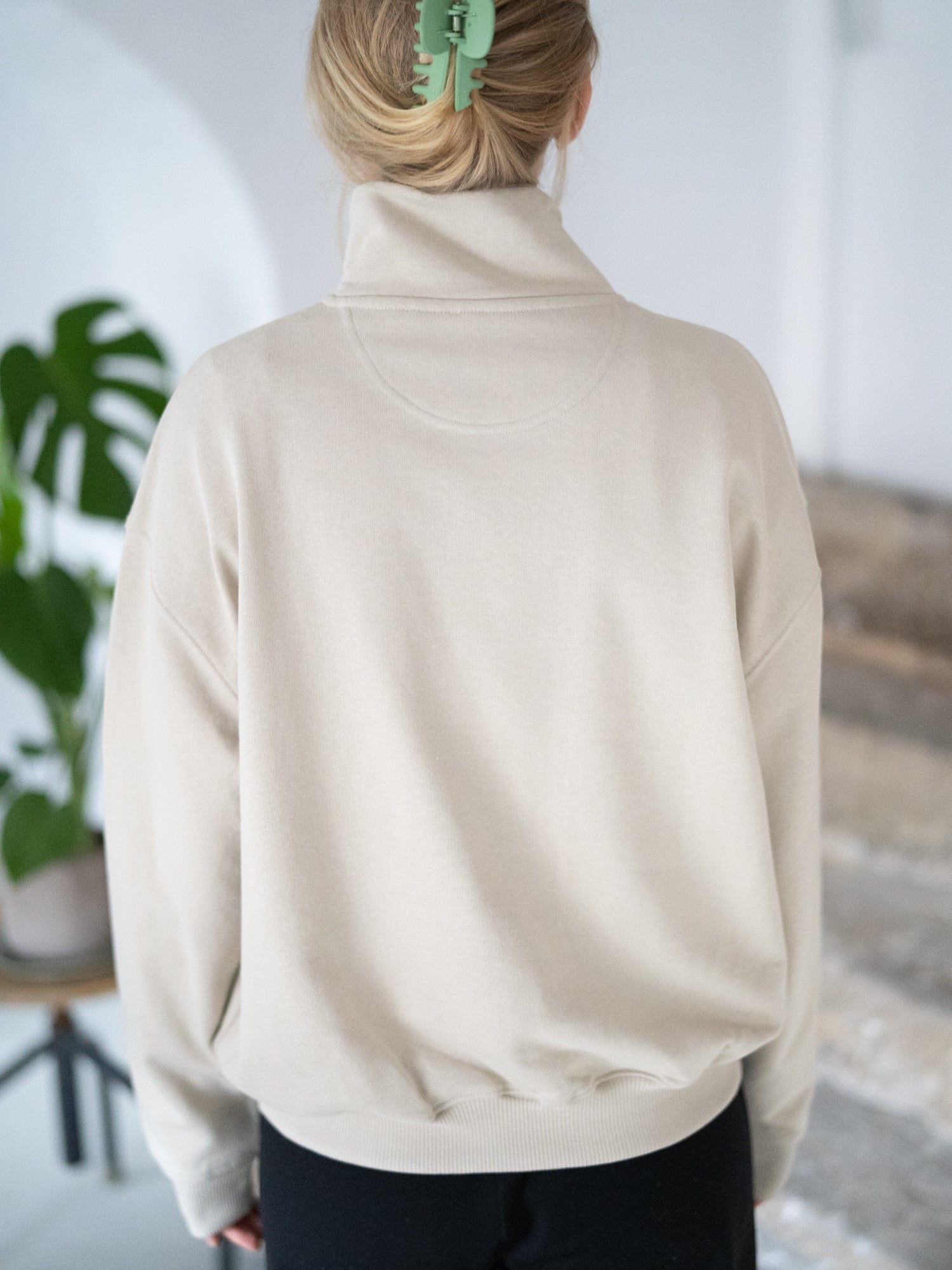 Unisex Half Zip Sweater von FUXBAU aus Biobaumwolle in Sand.