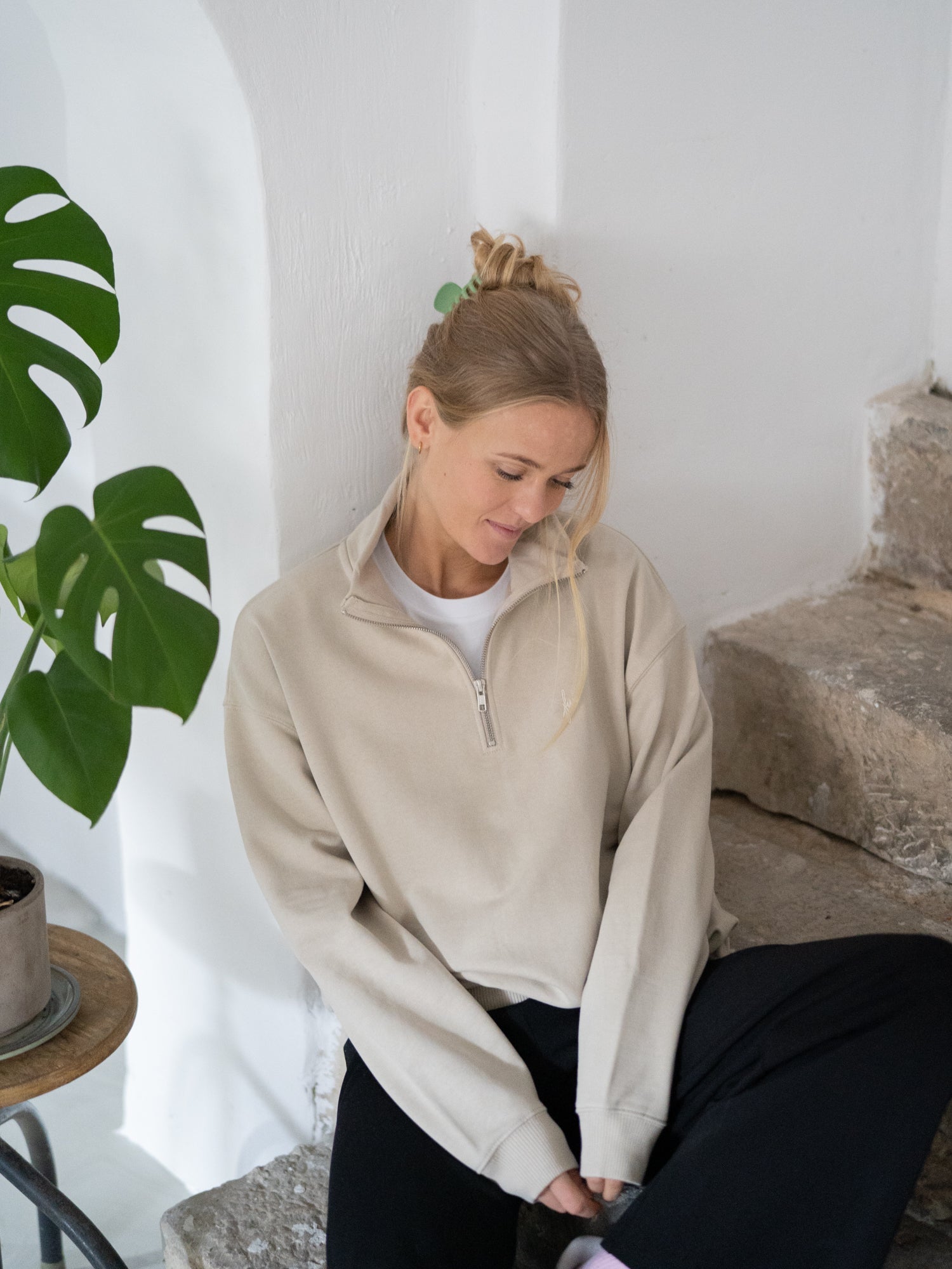 Unisex Half Zip Sweater von FUXBAU aus Biobaumwolle in Sand.