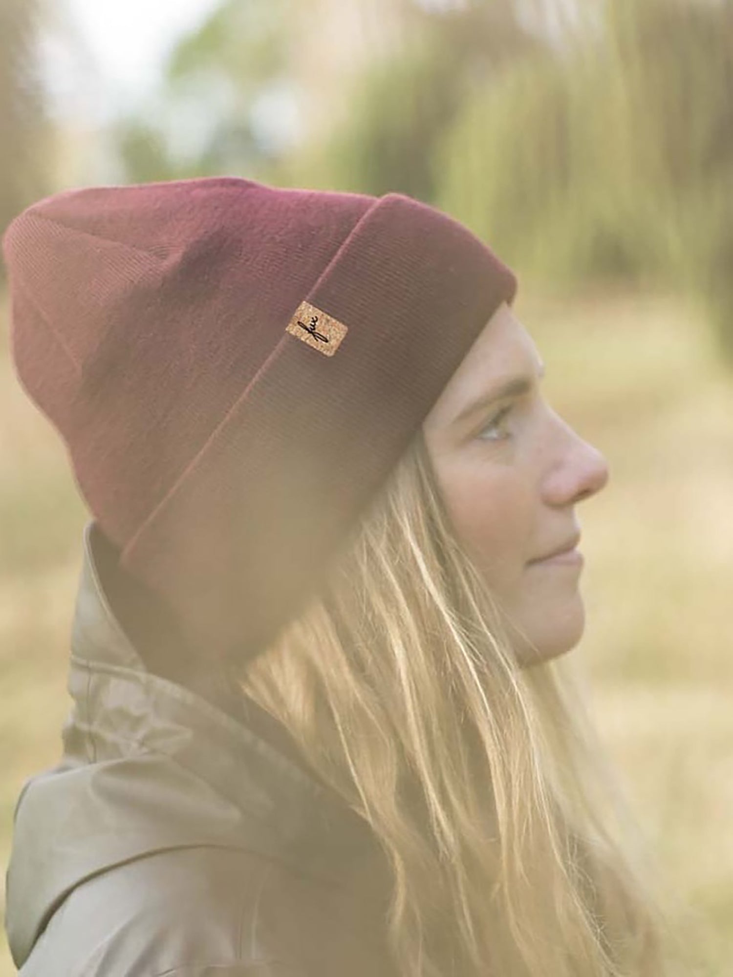 Isi trägt unsere nachhaltige FUXBAU Merino Kork Beanie in bordeaux aus 100% Merinowolle