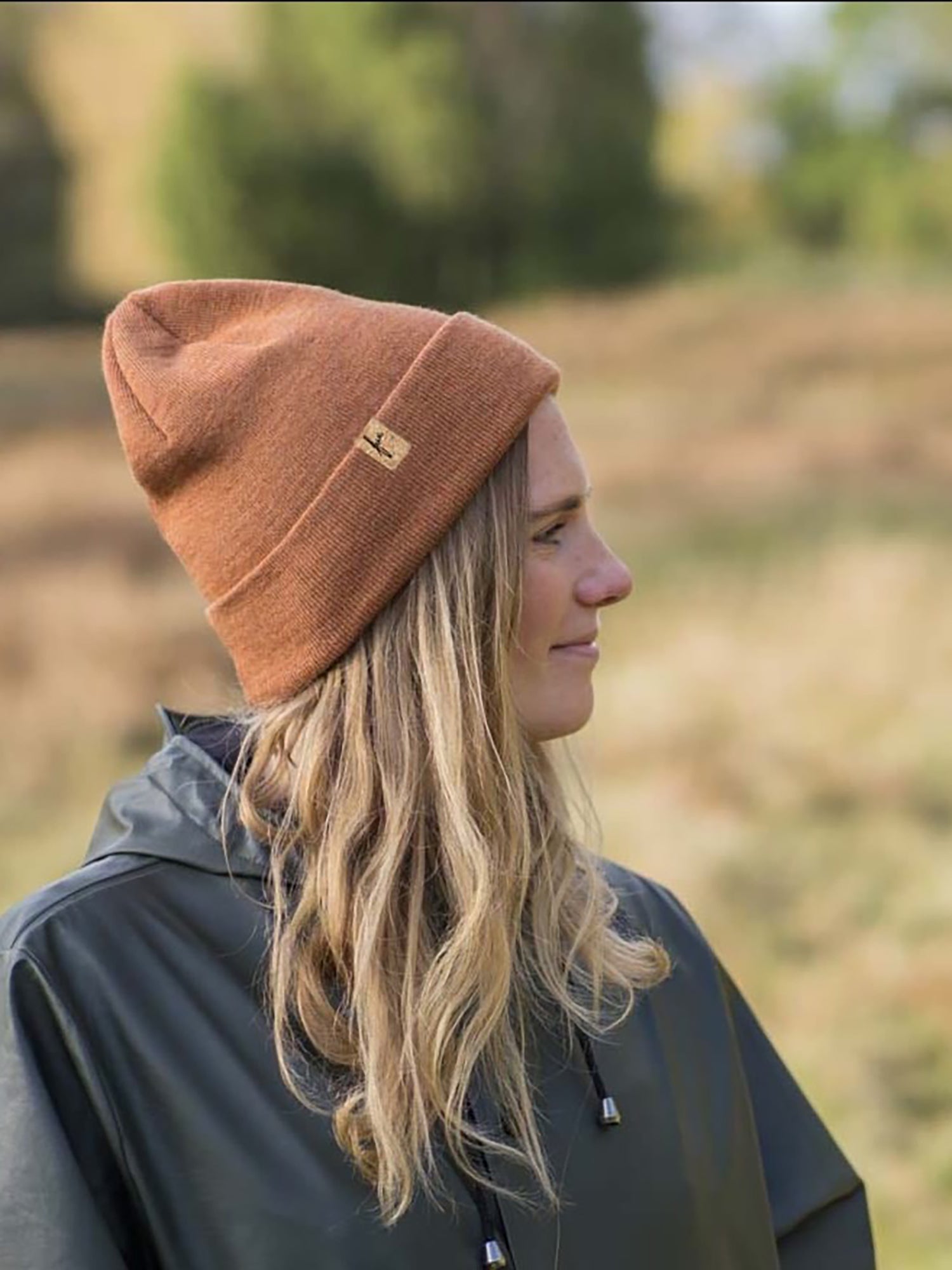 Isi trägt unsere FUXBAU Merino Kork Beanie in herbstnbraun aus 100% Merinowolle