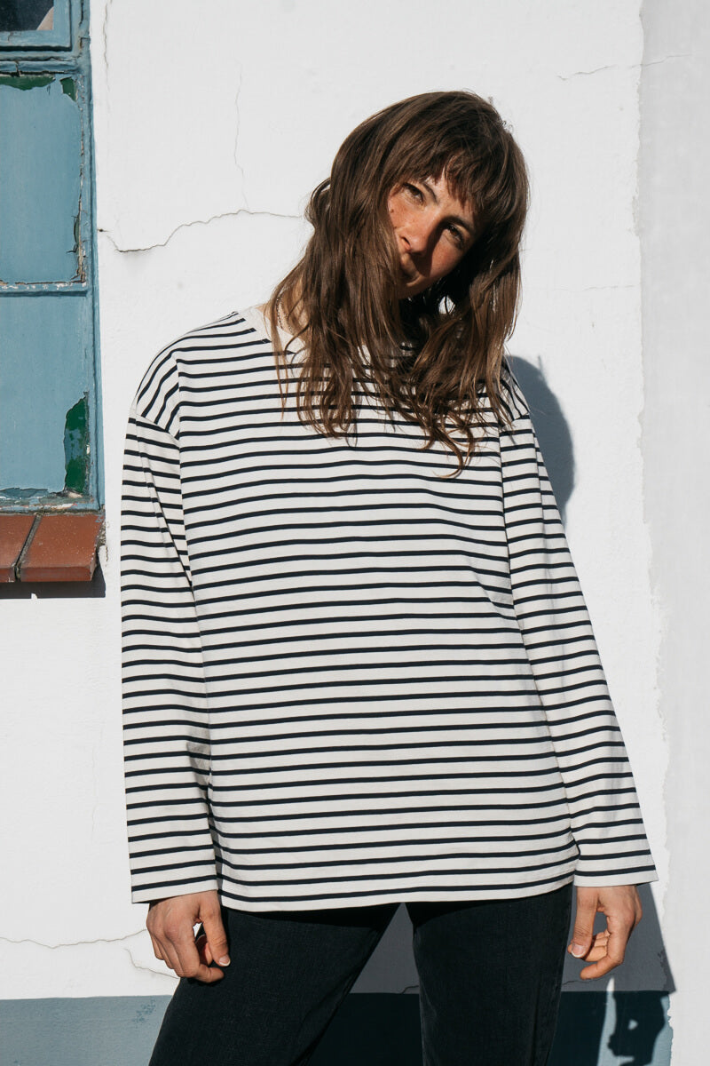 Frau trägt gestreiftes Langarmshirt von SALZWASSER in naturweiß-marine _women