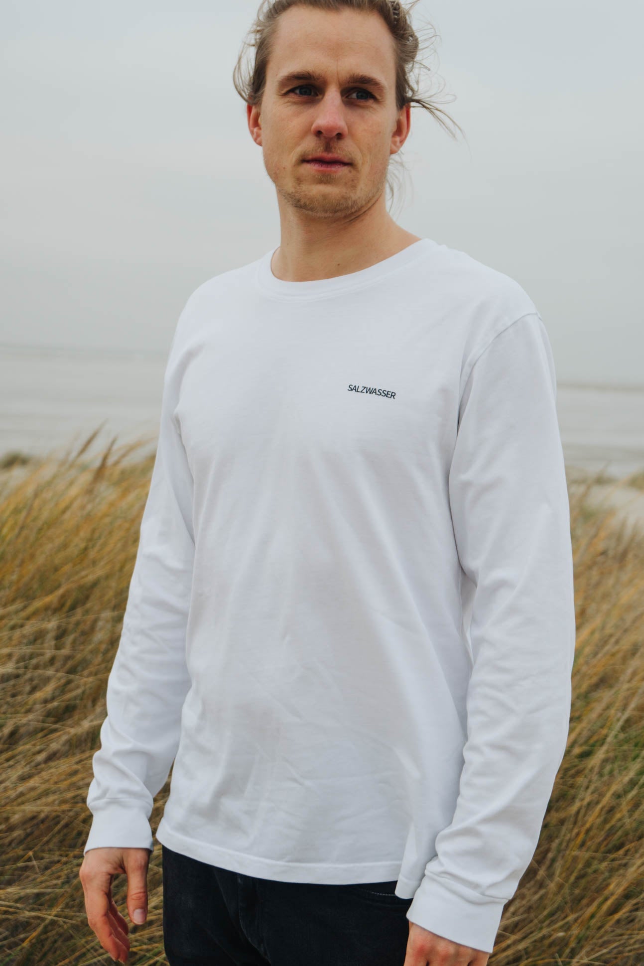 Mann trägt weißes SALZWASSER Longsleeve St.Peter Ording _men