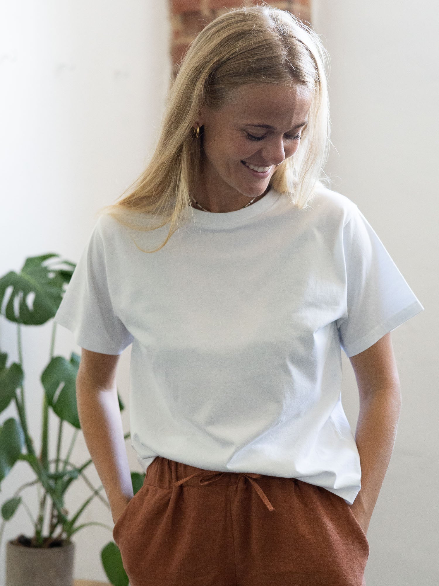 Nachhaltiges und faires Frauen Basic T-Shirt in weiß von FUXBAU aus 100% Biobaumwolle und made in Portugal